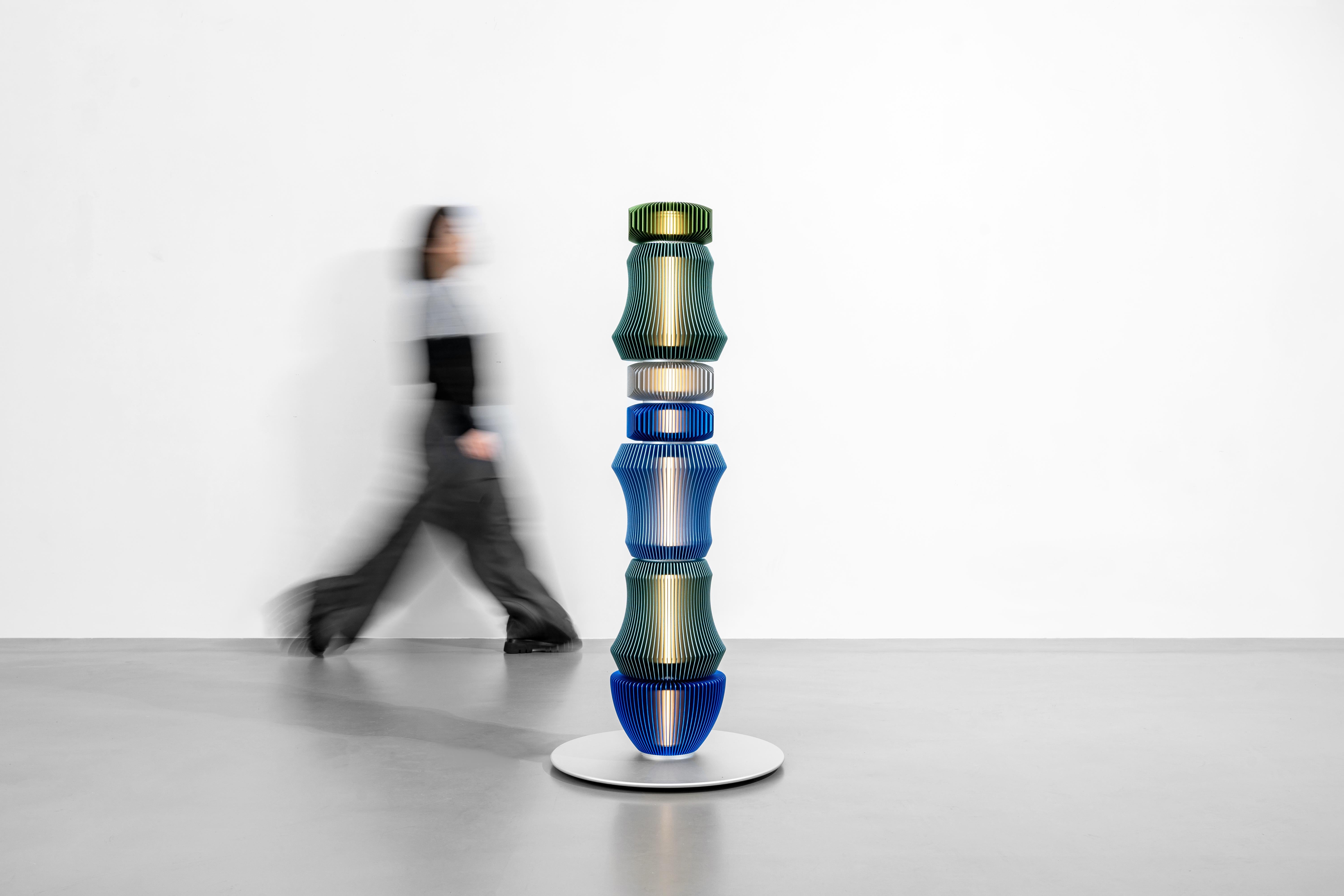 TOTEM-2 by Michael Young, Lámpara de pie de diseño contemporáneo Siglo XXI y contemporáneo en venta