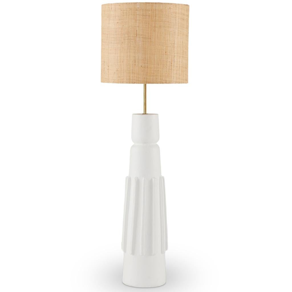 Die Lampenkollektion Totem ist von den Formen des Brutalismus inspiriert. Jedes Stück ist mit handgefertigten Details versehen, die ihm eine handwerkliche Ästhetik verleihen. Der Terrakotta-Sockel ist mit schwarzem Jesmonit-Strukturputz überzogen,