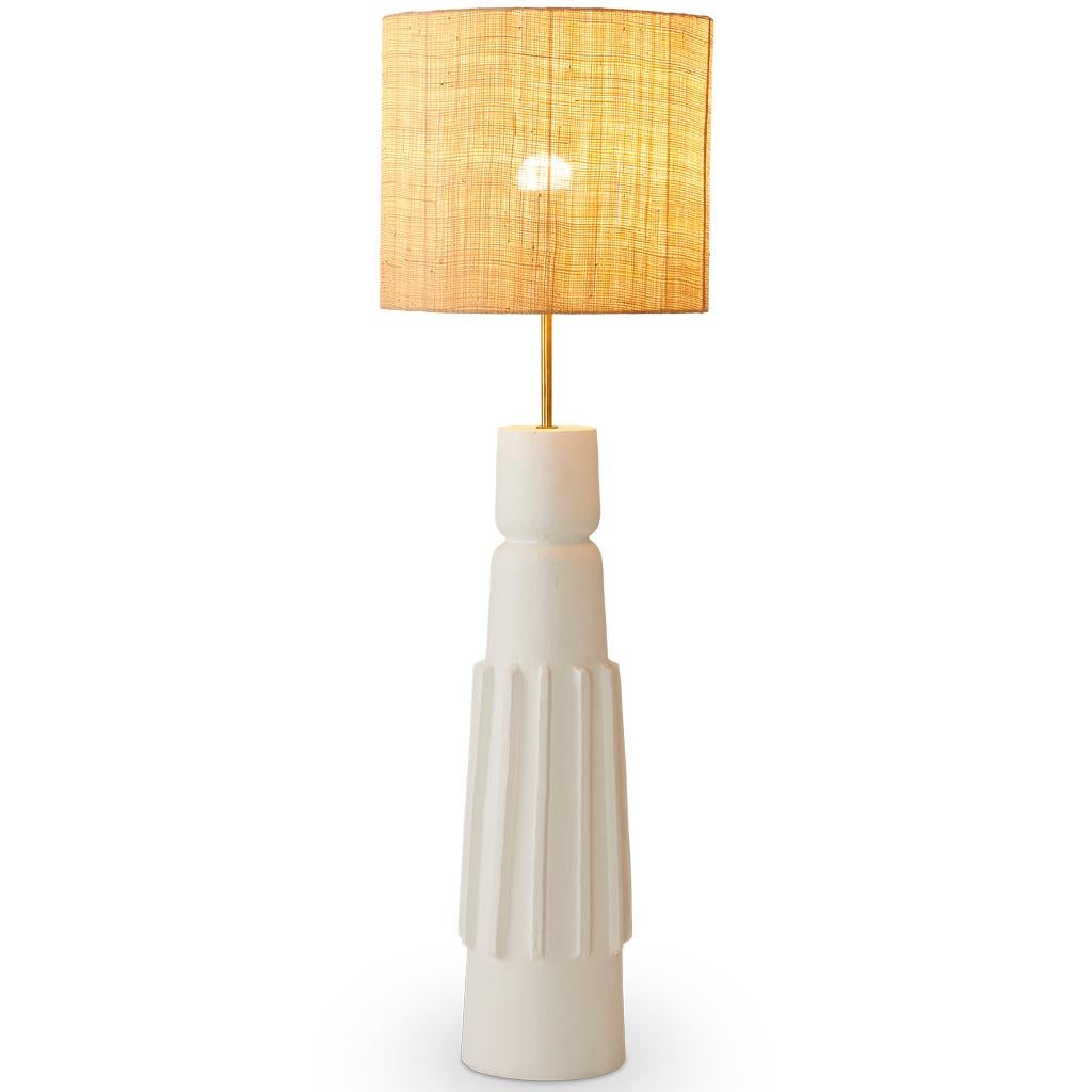 Moderne Tischlampe Totem #2 aus weißem Jesmonit, Gips, Terrakotta, Raffia und Messing (Südafrikanisch) im Angebot