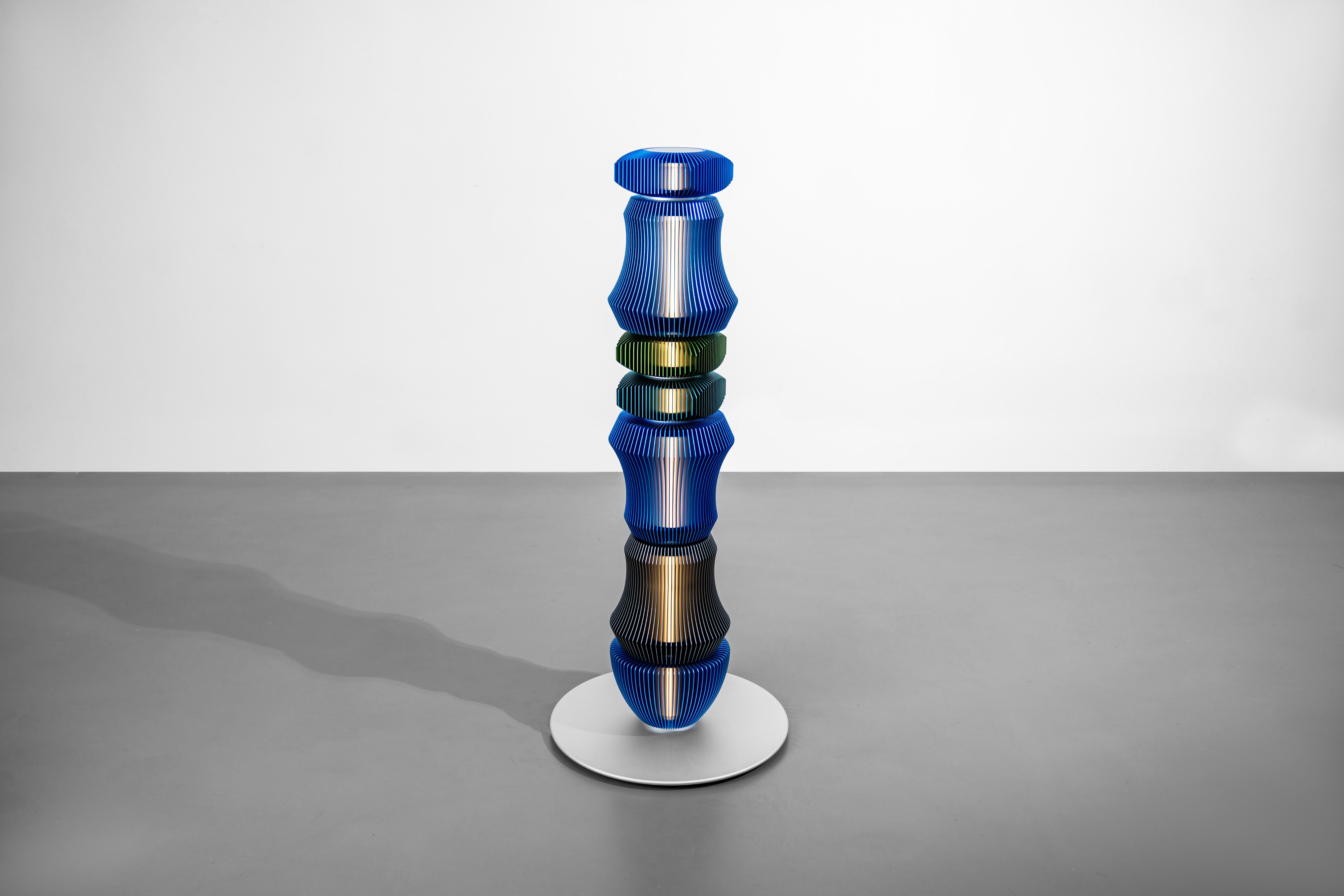 TOTEM-3 by Michael Young, Lámpara de pie de diseño contemporáneo Aluminio en venta