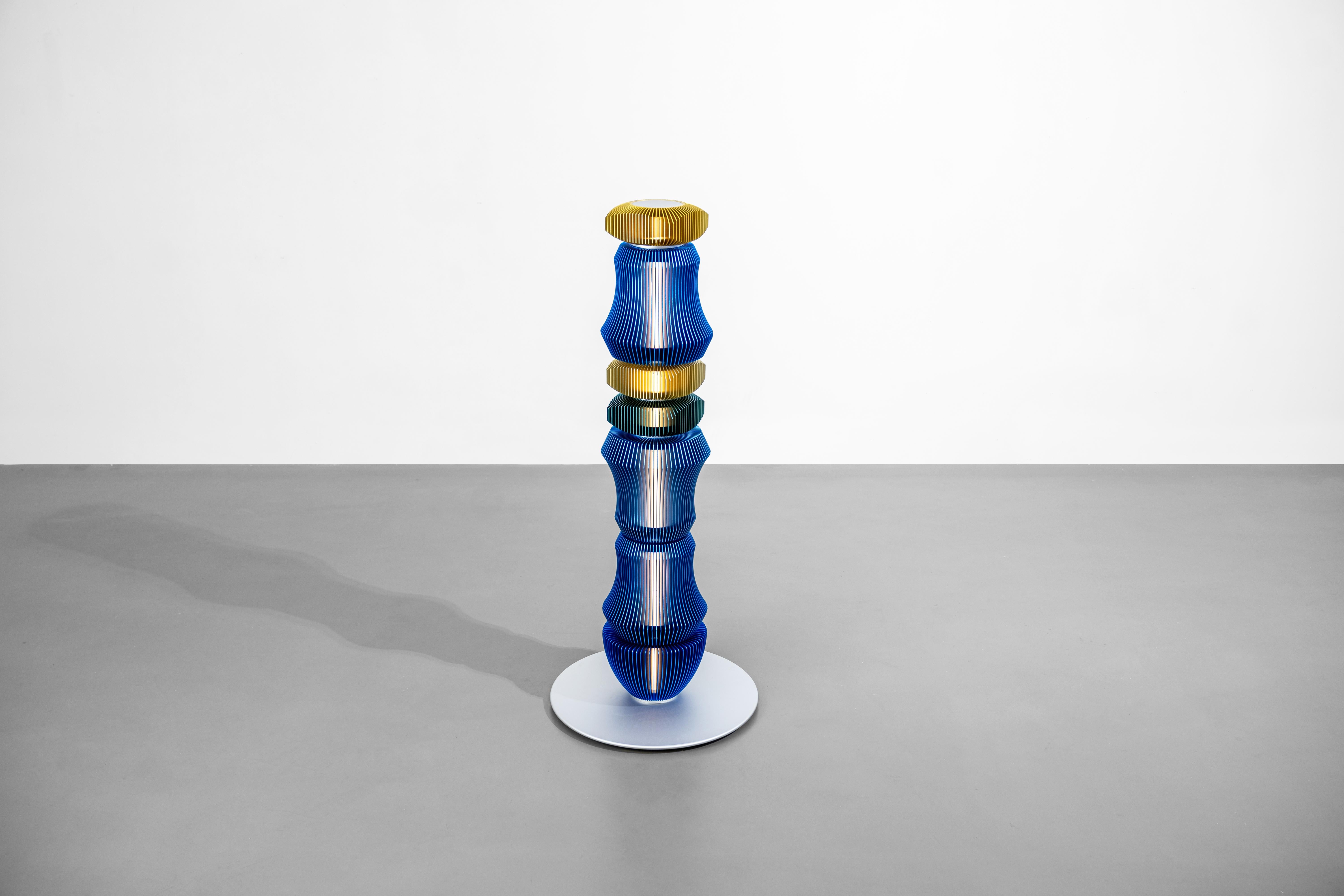 Aluminium TOTEM-4 by Michael Young, lampadaire au design Contemporary en vente