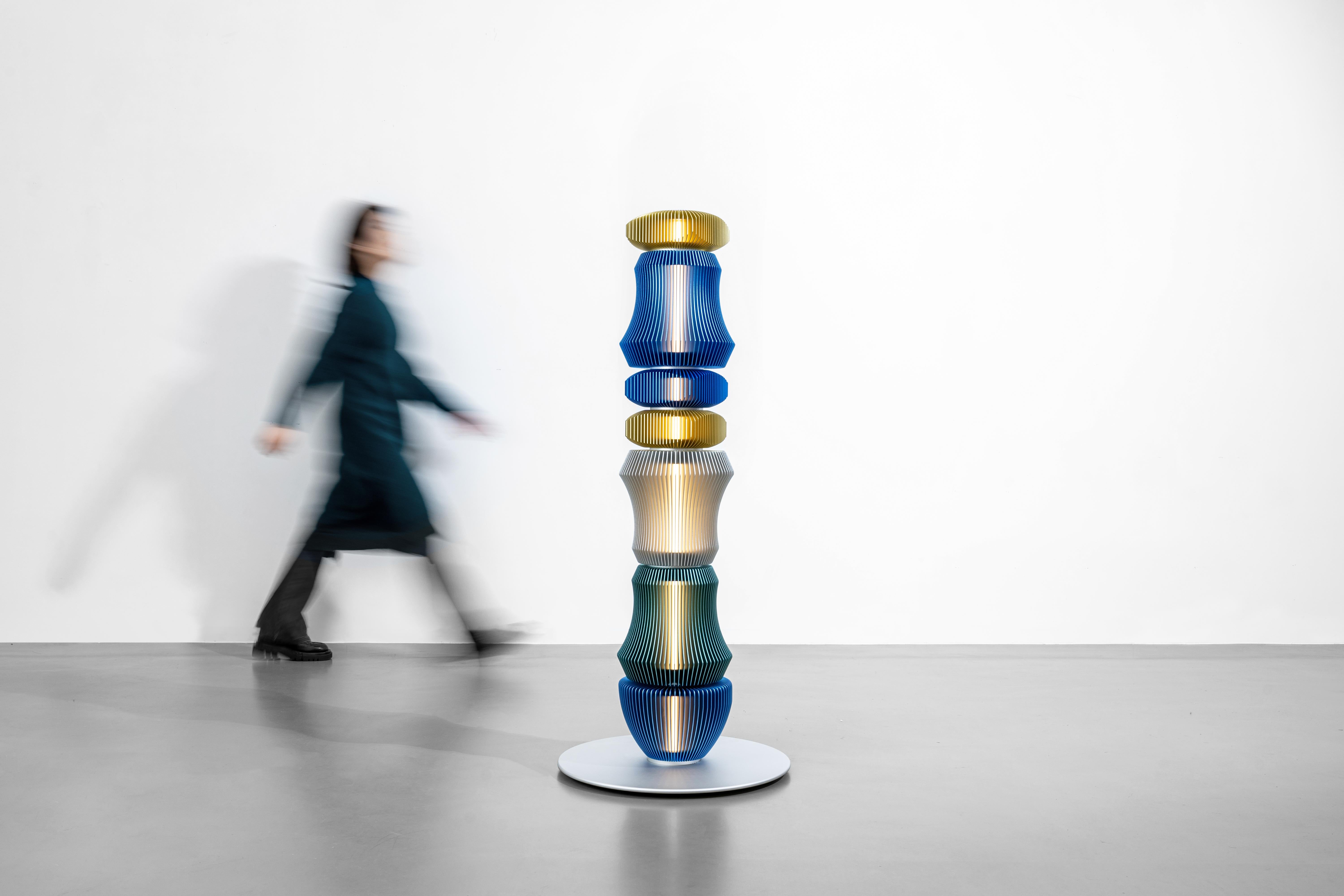 XXIe siècle et contemporain TOTEM-5 by Michael Young, lampadaire au design Contemporary en vente
