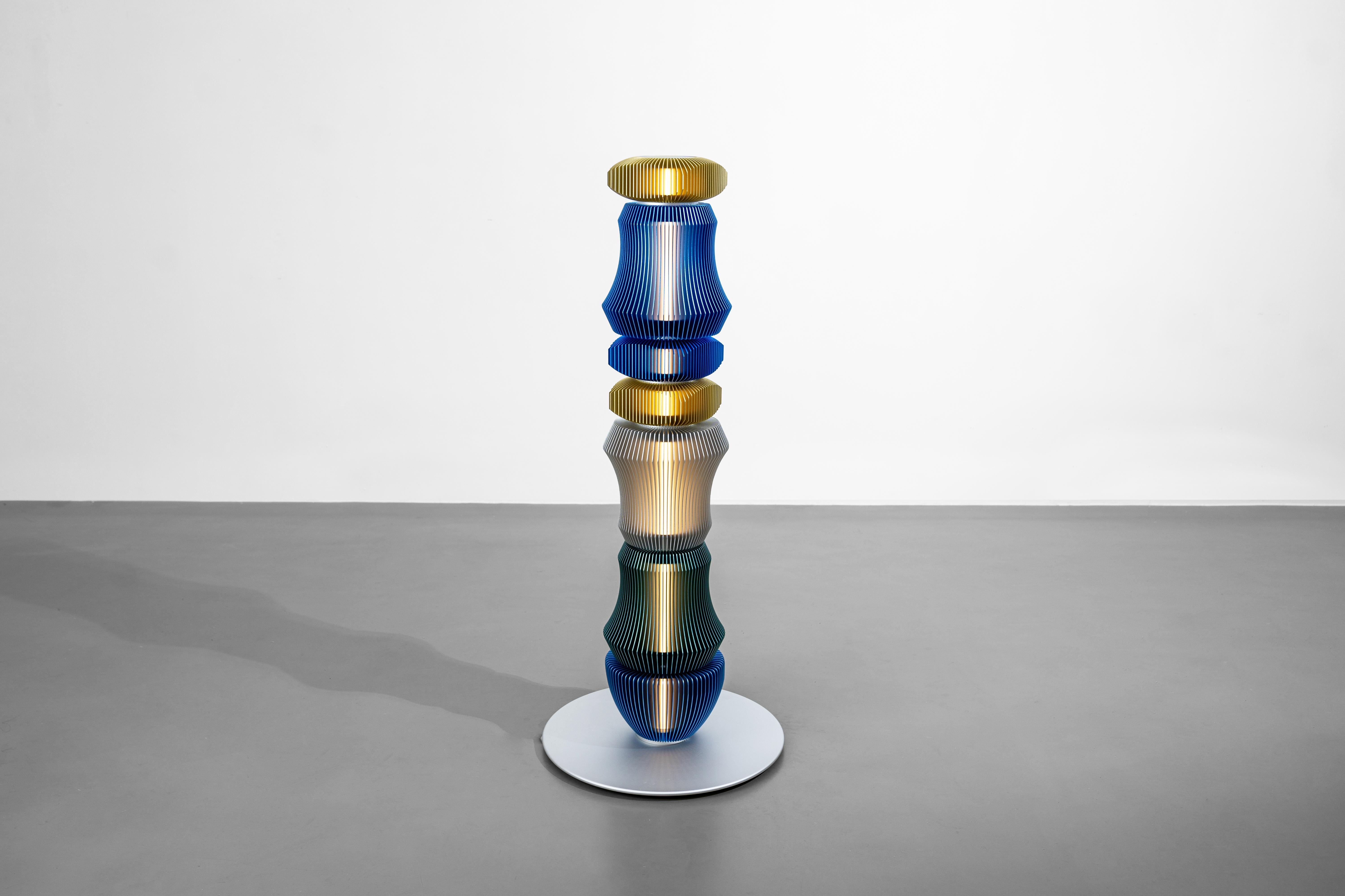 Aluminium TOTEM-5 by Michael Young, lampadaire au design Contemporary en vente