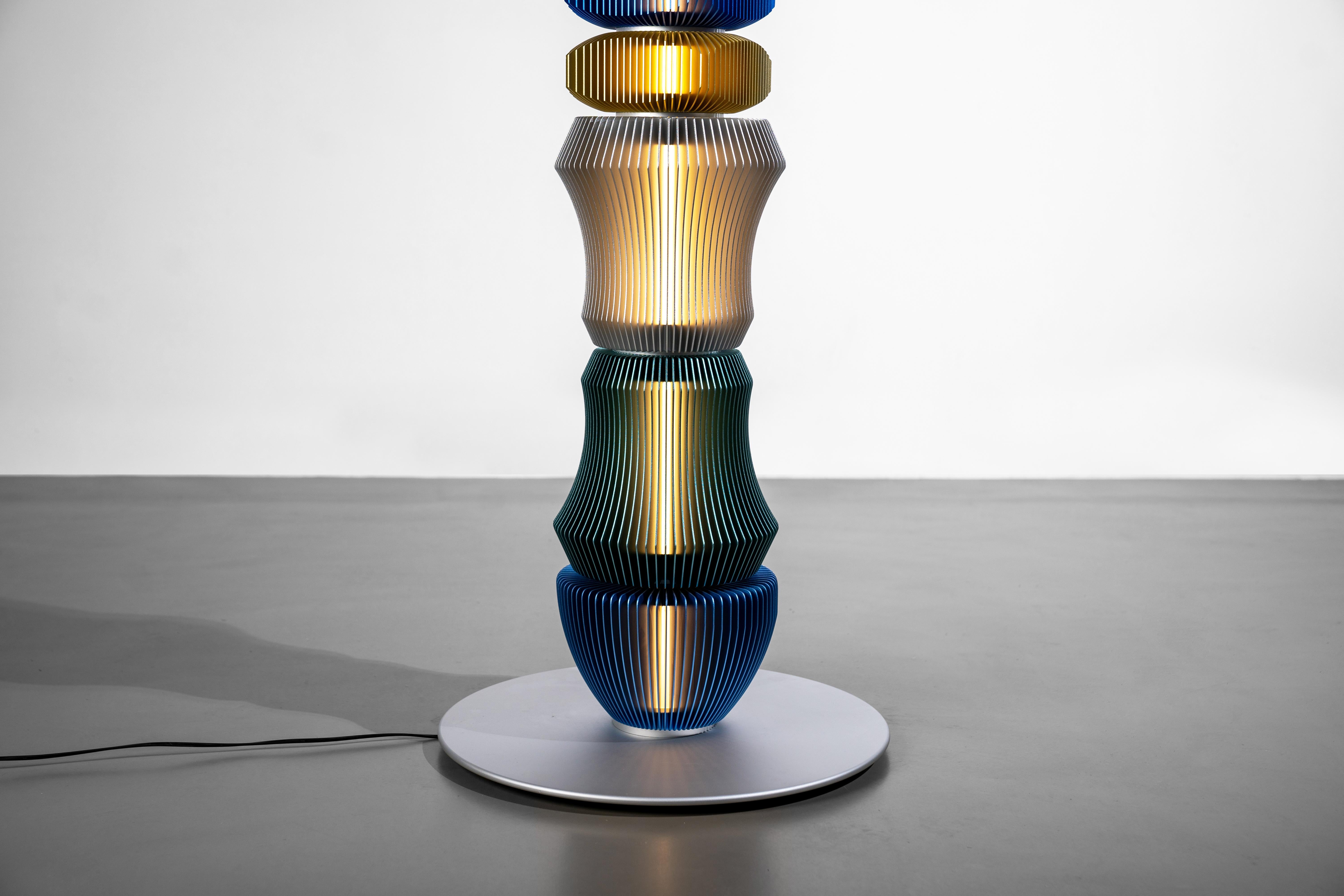 TOTEM-5 by Michael Young, lampadaire au design Contemporary en vente 1