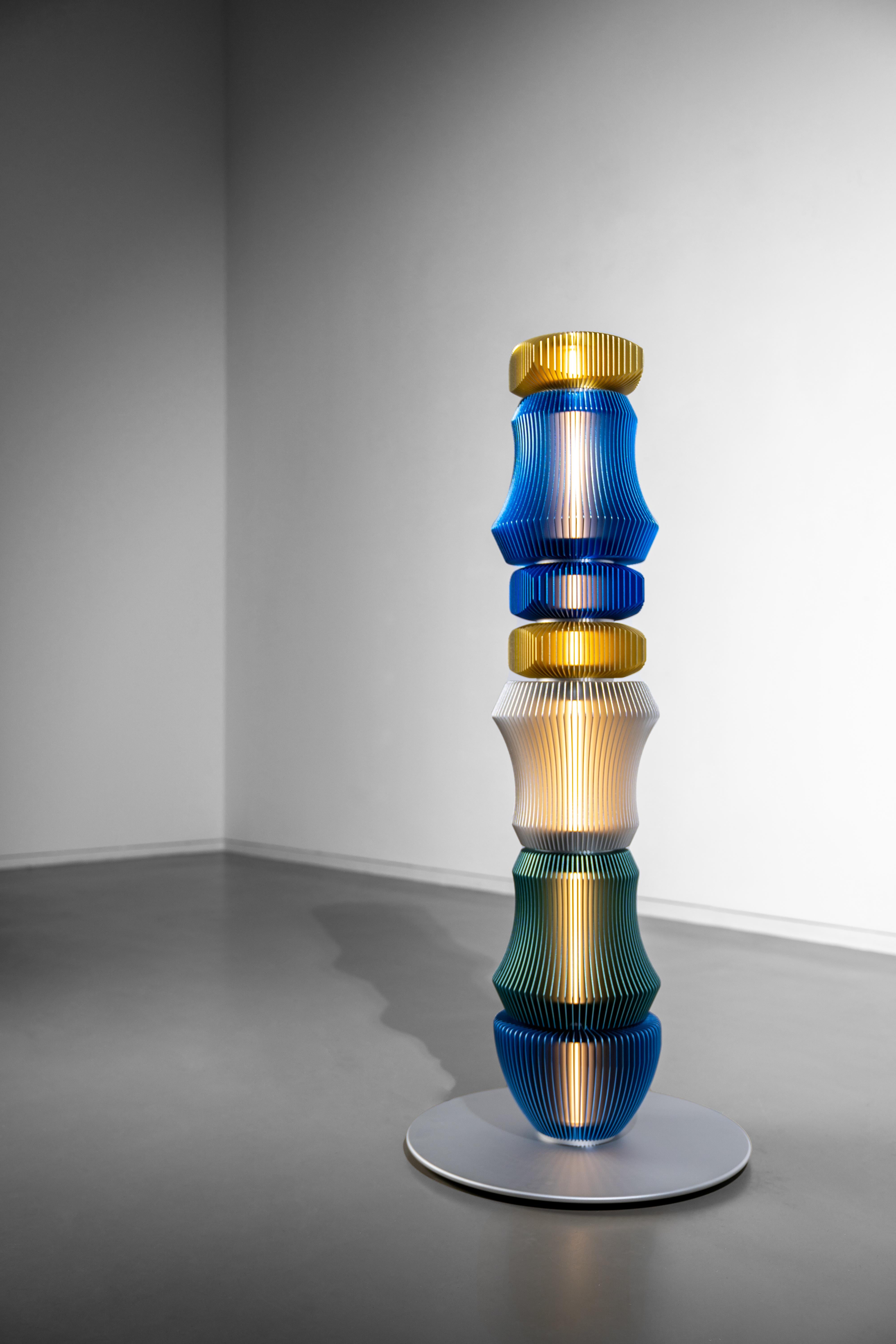 TOTEM-5 by Michael Young, lampadaire au design Contemporary en vente 2