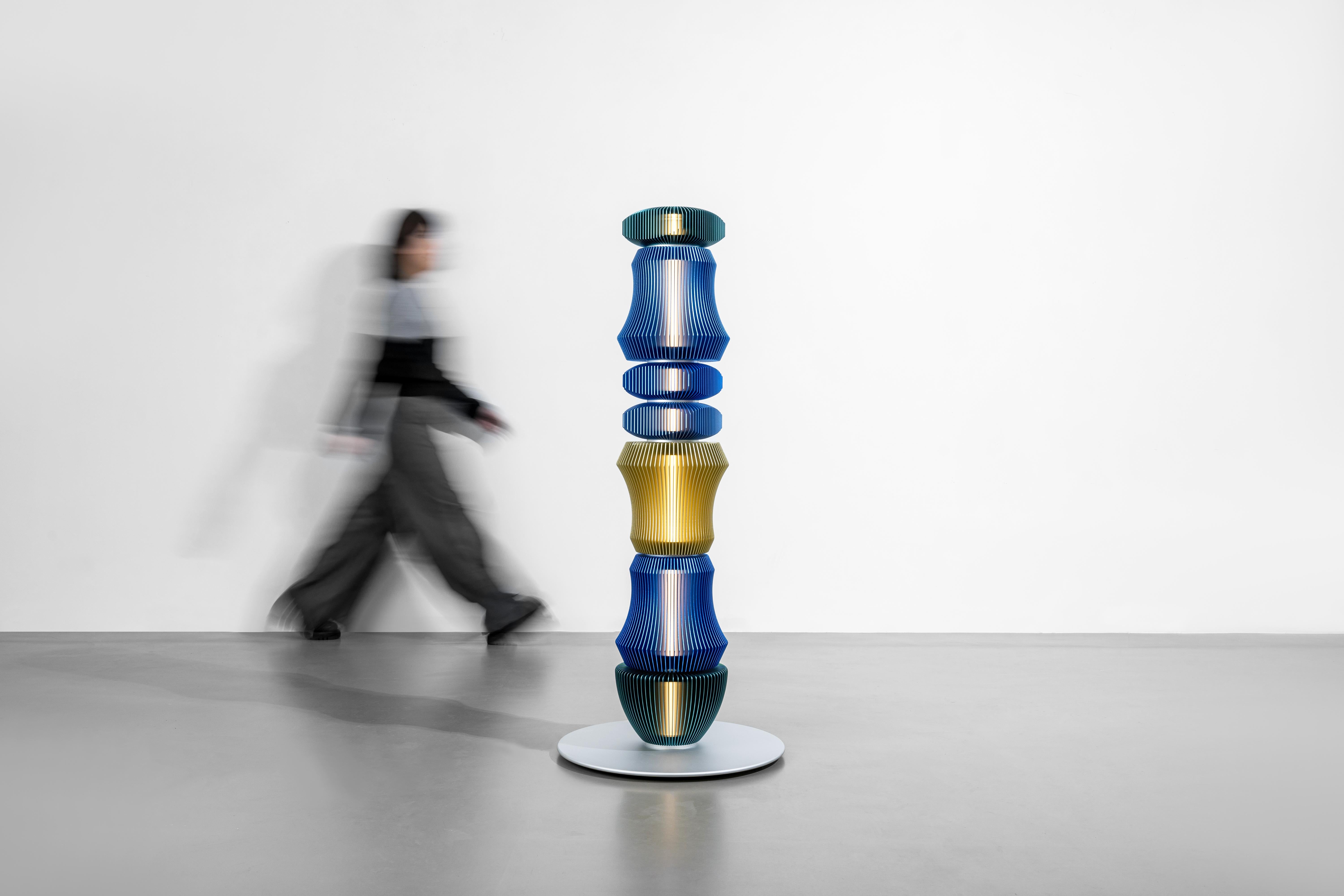XXI secolo e contemporaneo TOTEM-6 di Michael Young, lampada da terra dal design contemporaneo in vendita
