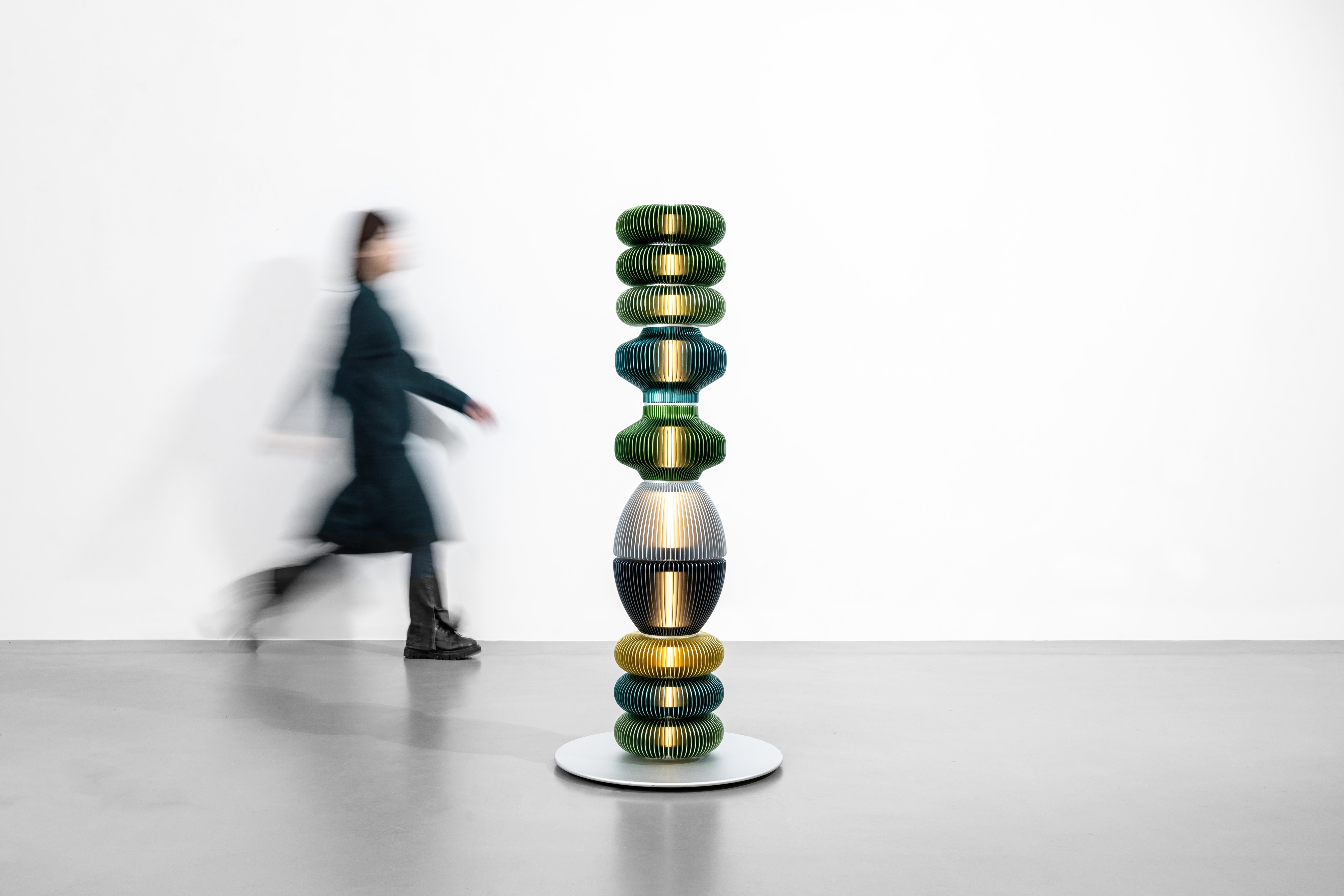 XXIe siècle et contemporain TOTEM-8 by Michael Young, lampadaire au design Contemporary en vente
