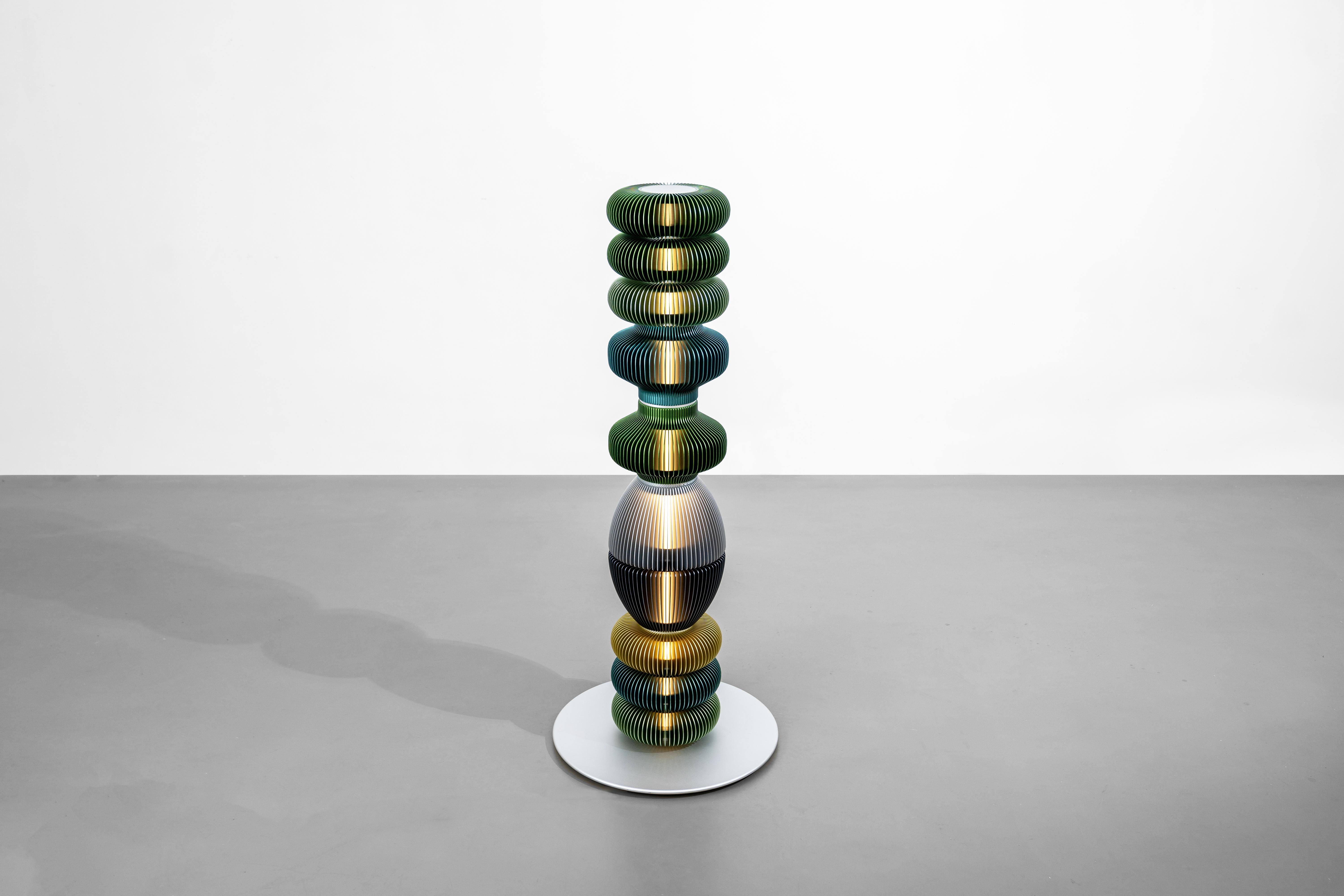 Aluminium TOTEM-8 by Michael Young, lampadaire au design Contemporary en vente