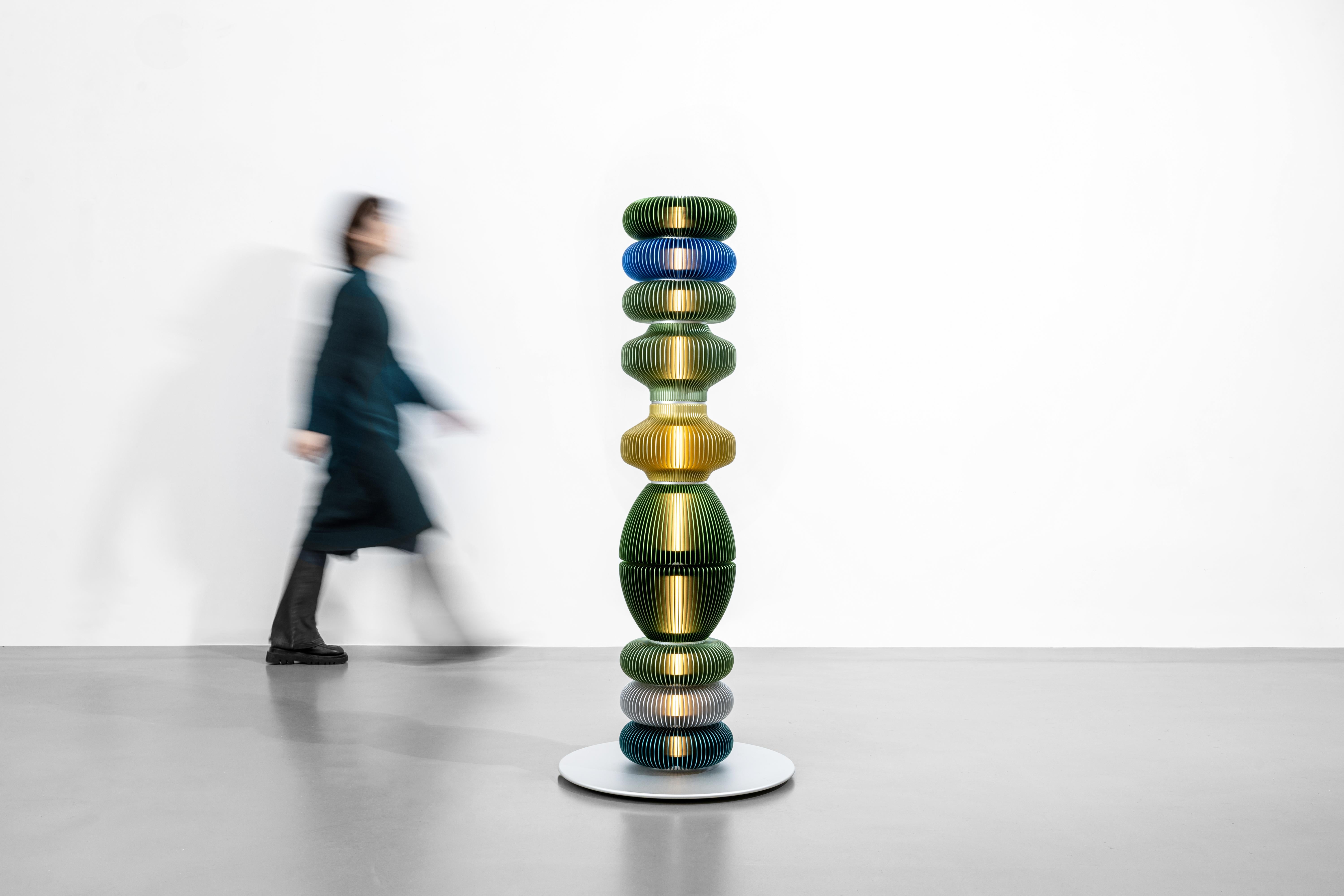 XXIe siècle et contemporain TOTEM-9 by Michael Young, lampadaire au design Contemporary en vente