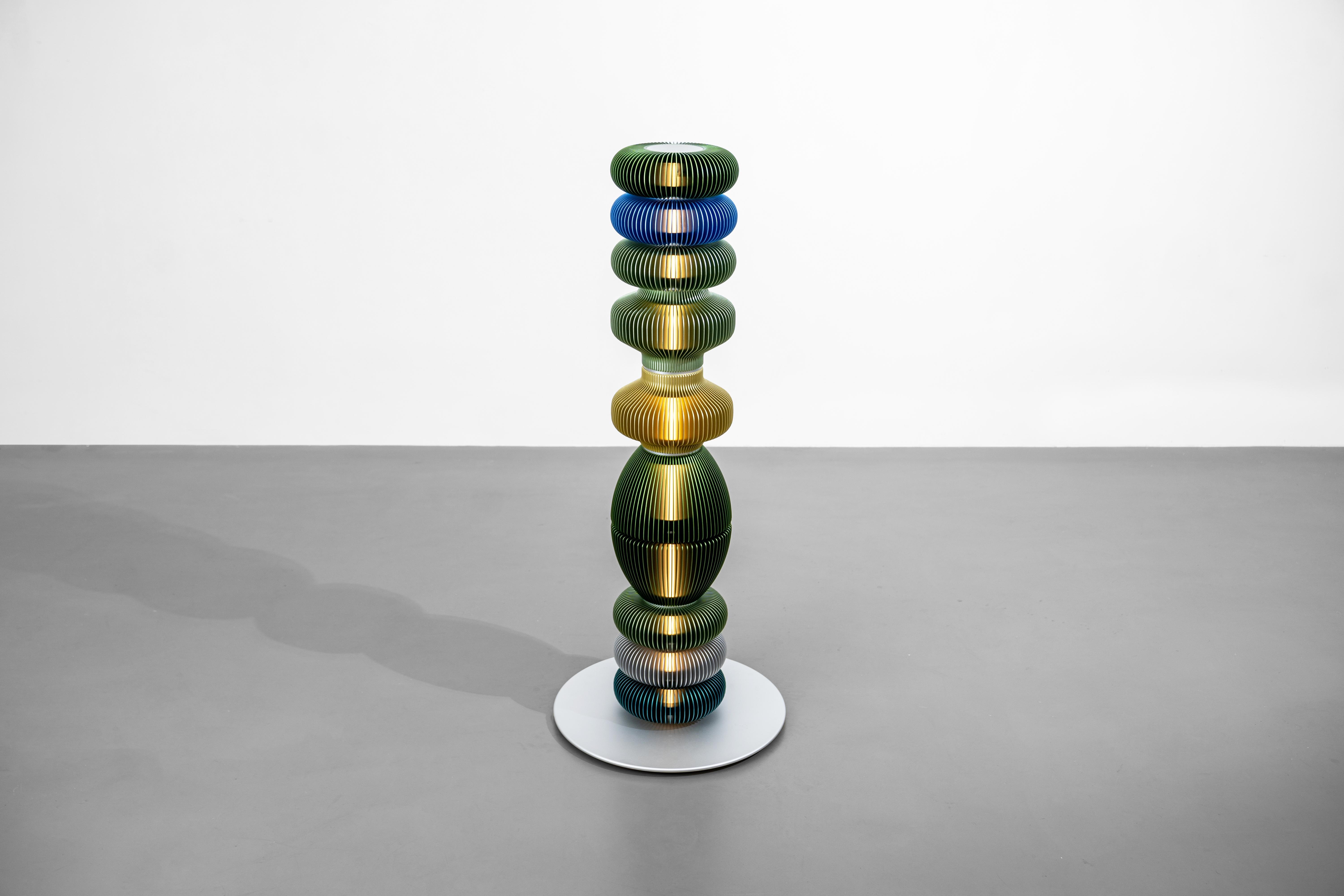 Aluminium TOTEM-9 by Michael Young, lampadaire au design Contemporary en vente