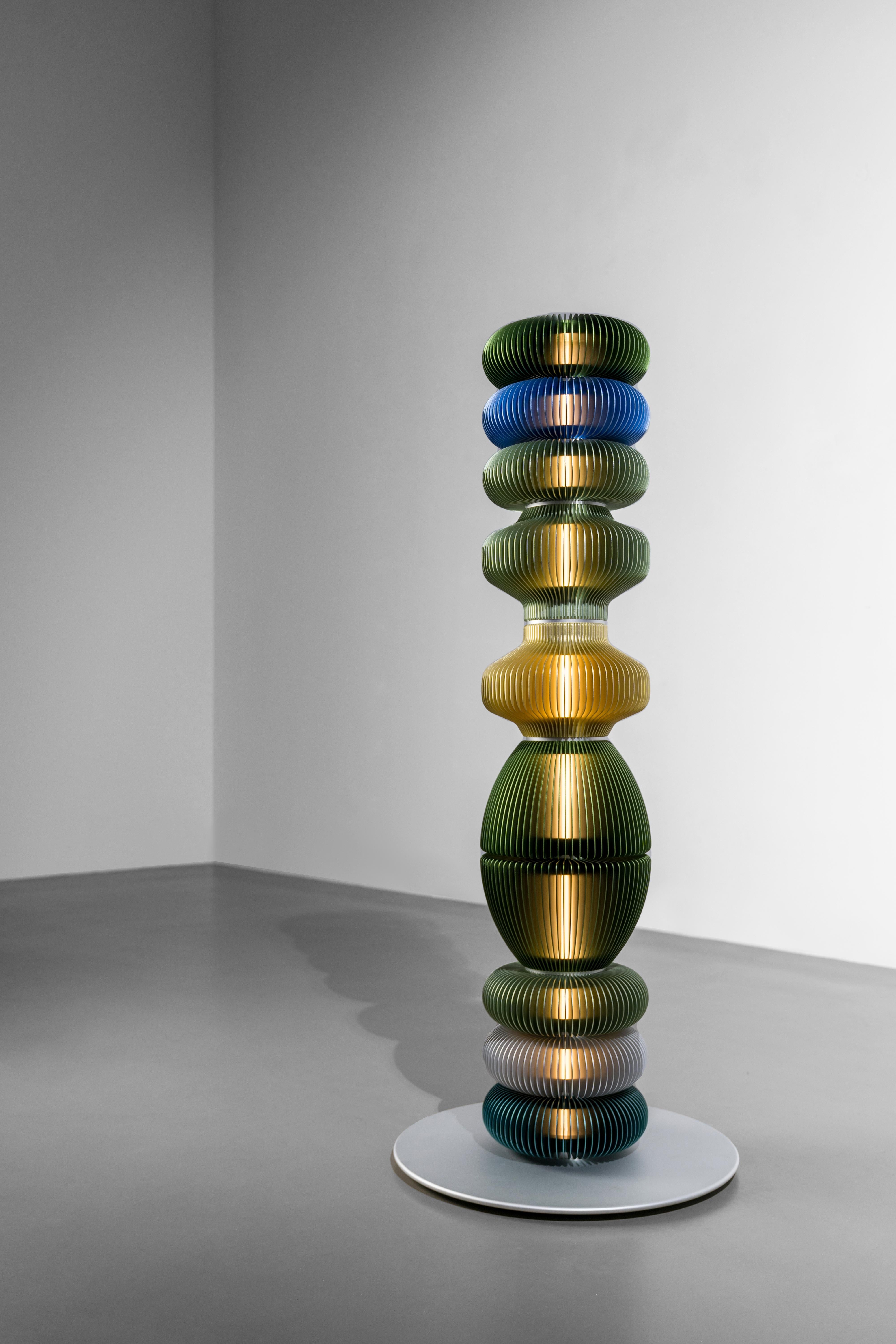 TOTEM-9 by Michael Young, lampadaire au design Contemporary en vente 2