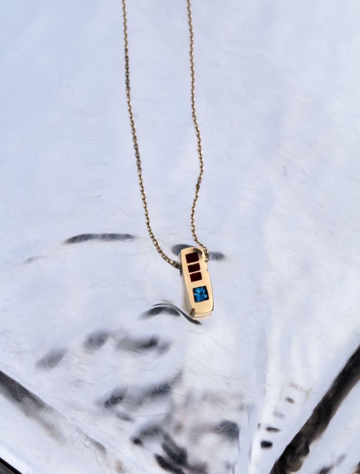 Colgante muy delicado y poderoso de oro macizo 18k con un cuadrado de Rubi y Zafiros, este es un diseño Anunaki de las antiguas culturas 