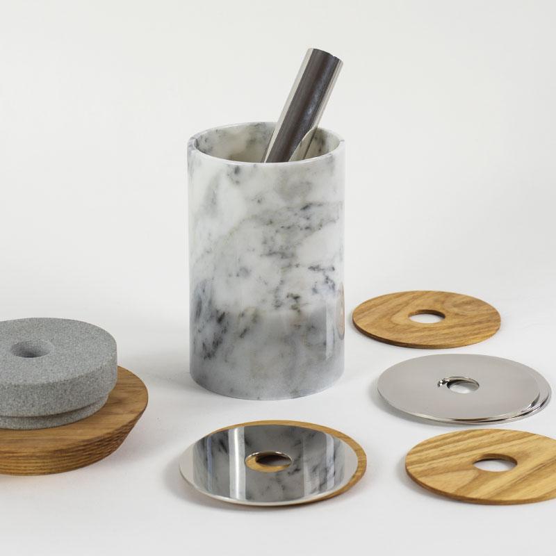 Totem aperitivo basso in marmo bianco Carrara - set utensili da cucina 

Totem aperitivo basso in marmo bianco Carrara è un kit di utensili da cocktail sviluppato sul tema dell’impilabile, con attenzione alla composizione e alla proporzione degli