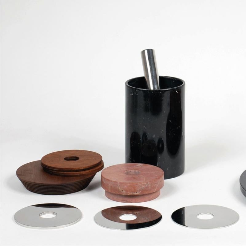Totem aperitivo basso in marmo nero Marquina - set utensili da cucina 

Totem aperitivo basso in marmo nero Marquina è un kit di utensili da cocktail sviluppato sul tema dell’impilabile, con attenzione alla composizione e alla proporzione degli