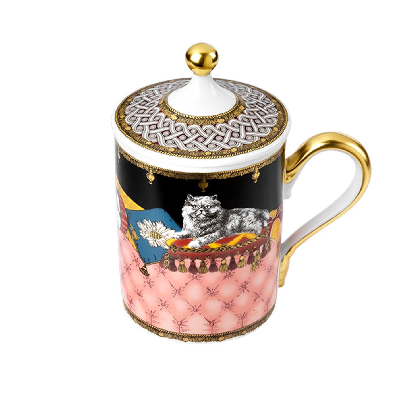 This exclusive porcelain mug with lid from the Totem Collection is a contemporary take on porcelain cups from the 18th century, which were adorned with decorations of symbolic animals. Dedicated to the cat - a species associated with independence