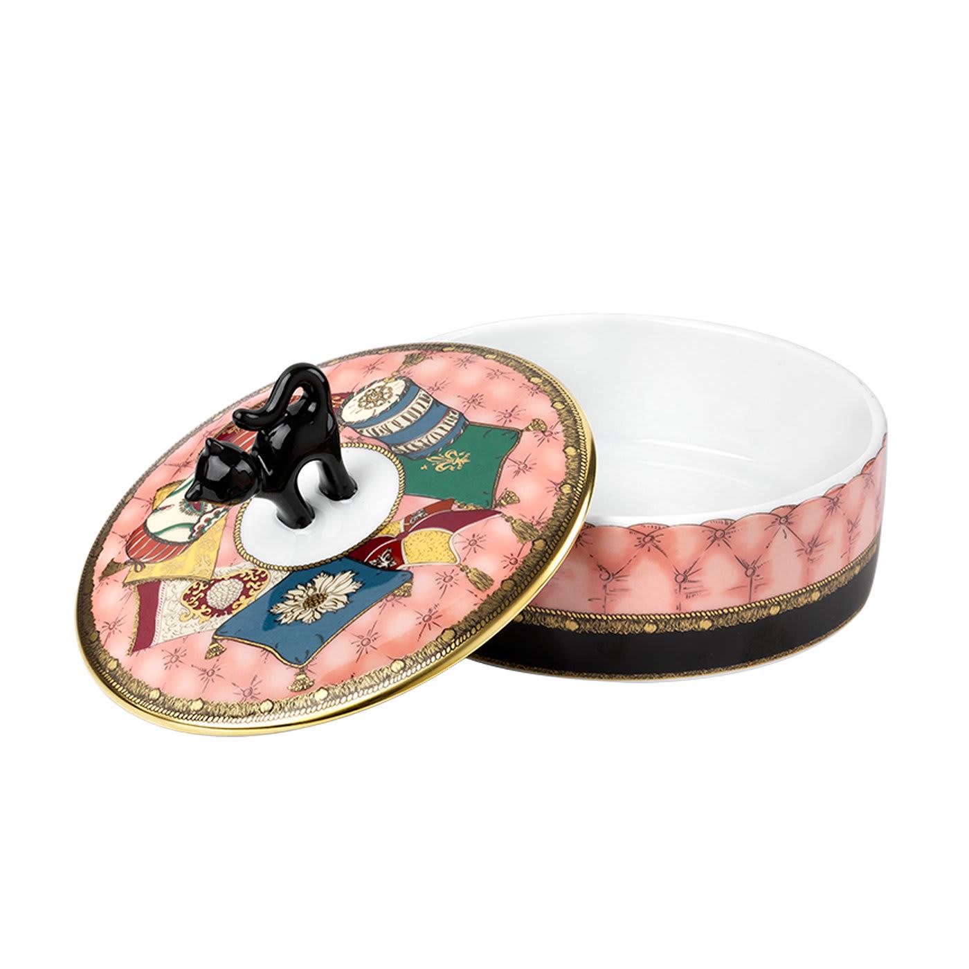 A gem of fine porcelain inspired by the symbolic, animal-dedicated decorations gracing nobles' cups in the 18th century, this round box from the Totem Collection praises the cat's archetypal independence and intelligence. The black, zoomorphic