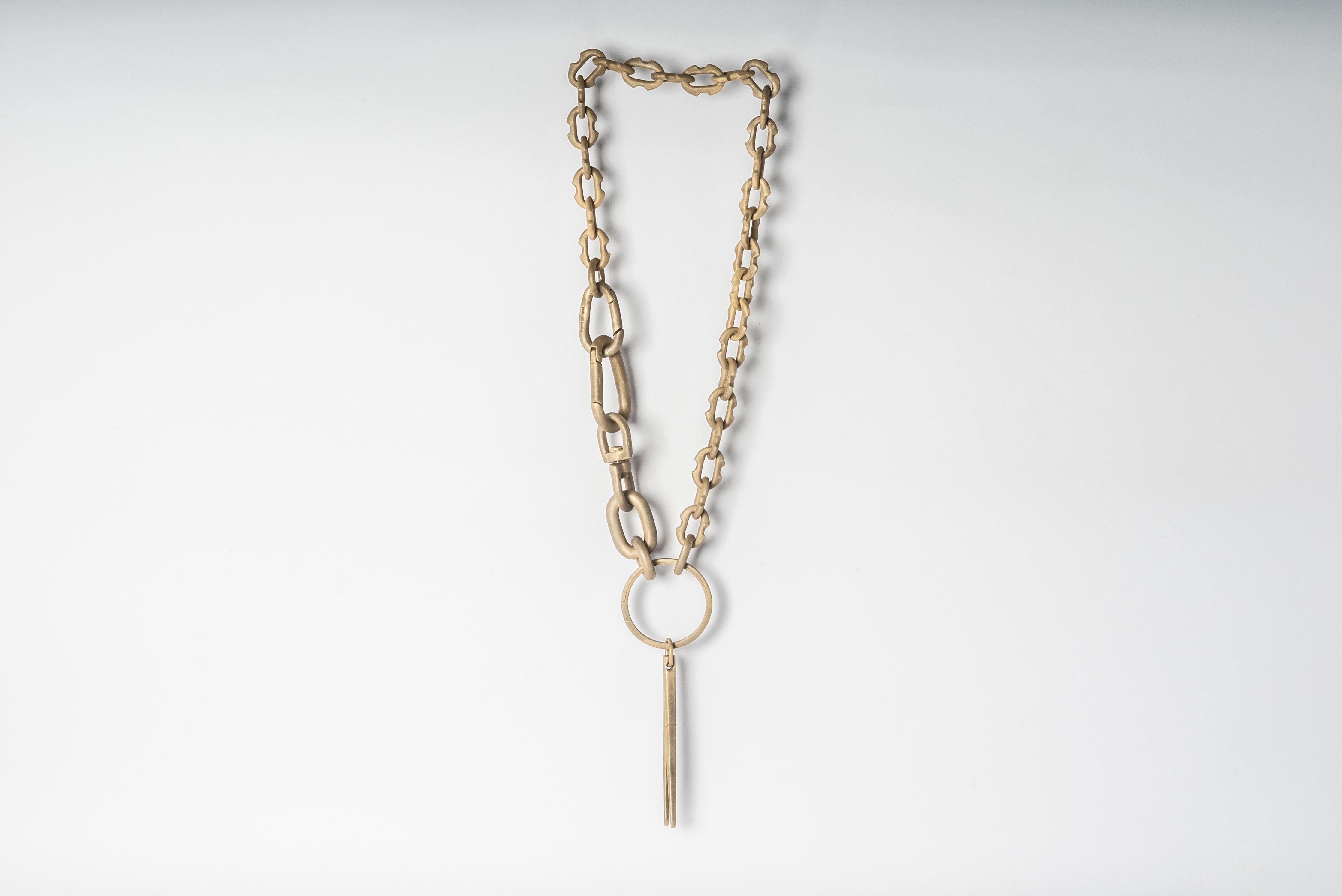 Totemic chain necklace in brass. Brass is silver plated and heavy acid treated.
Chain length (closure to closure): 580 mm