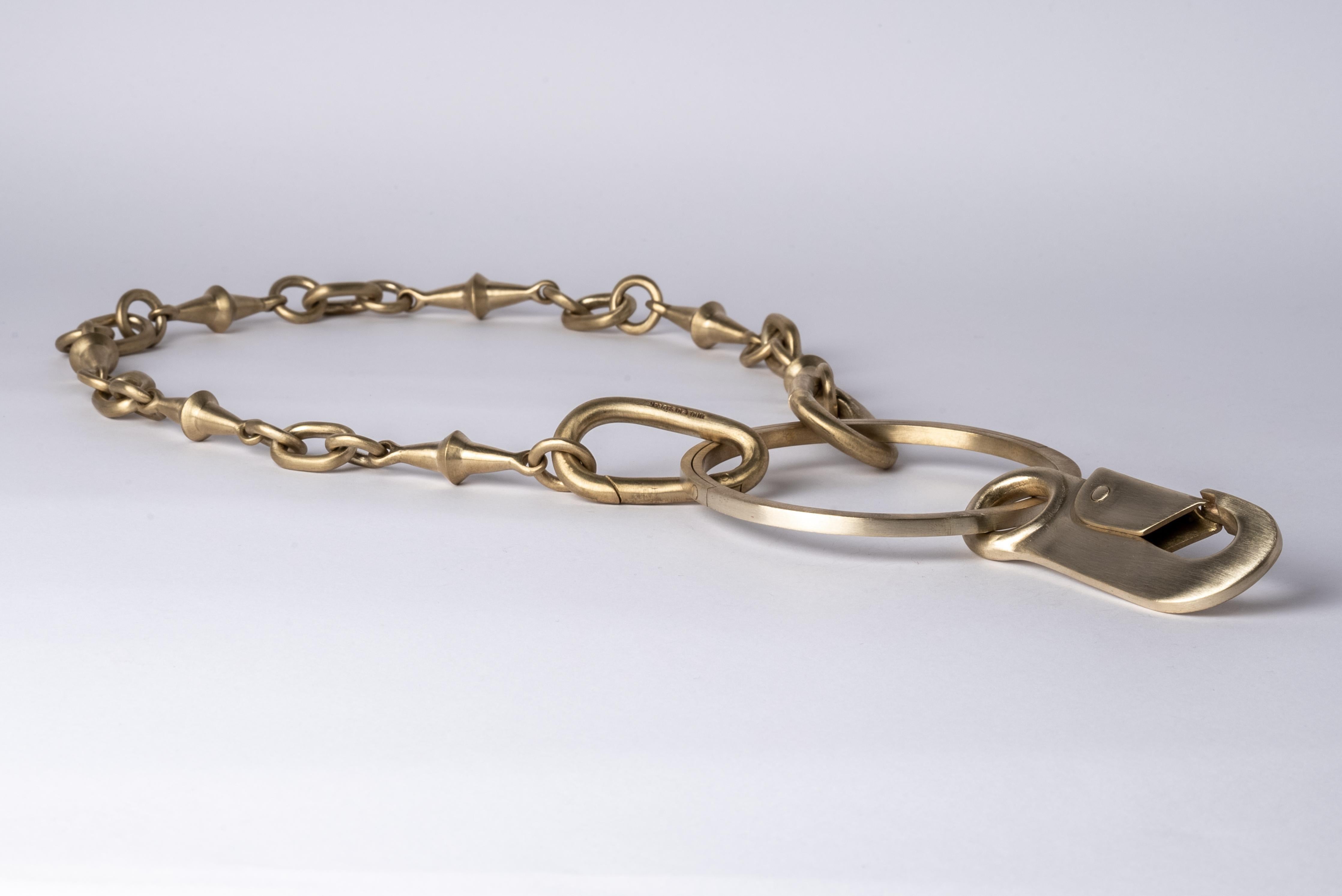 Totemische Halskette aus Messing.
Das Charm System ist eine zusammenhängende Gruppe von Produkten, die gemischt und kombiniert oder einzeln getragen werden können. 
Kettenlänge (von Verschluss zu Verschluss): 670 mm
Durchmesser des Portals: 83