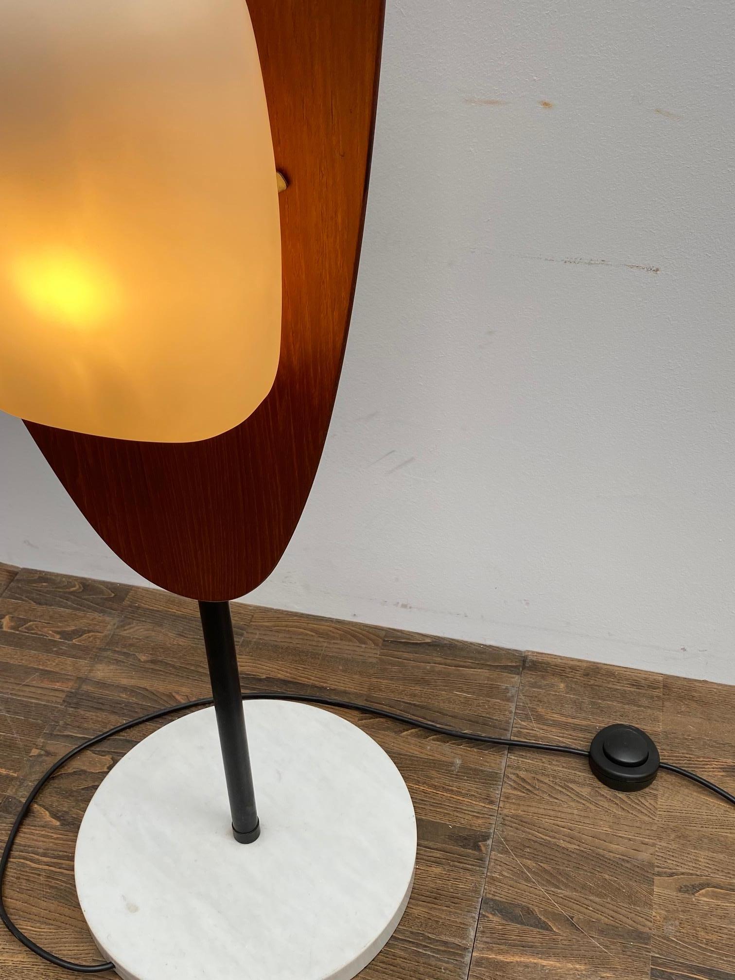 Lampadaire TOTEM de Goffredo Reggiani, bois, marbre et opaline, Italie, 1970 Bon état à Brussels, BE