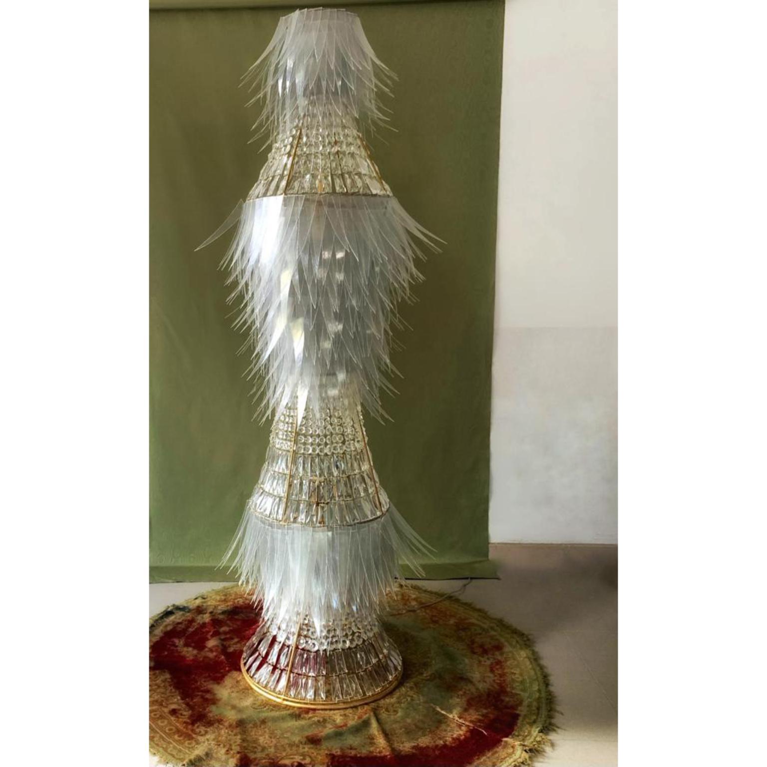 Lámpara de pie Totem de Valentina Giovando
Dimensiones: P 50 x A 200 cm.
Materiales: Hierro, fibra de vidrio, cristal.  

Valentina Giovando, Vive y trabaja en Sarzana, en Liguria, y desde hace más de 20 años se dedica a la producción de un nuevo