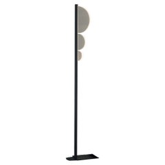 Contemporary Totem Stehleuchte, Mattes Acryl & Aluminium, von Yonathan Moore