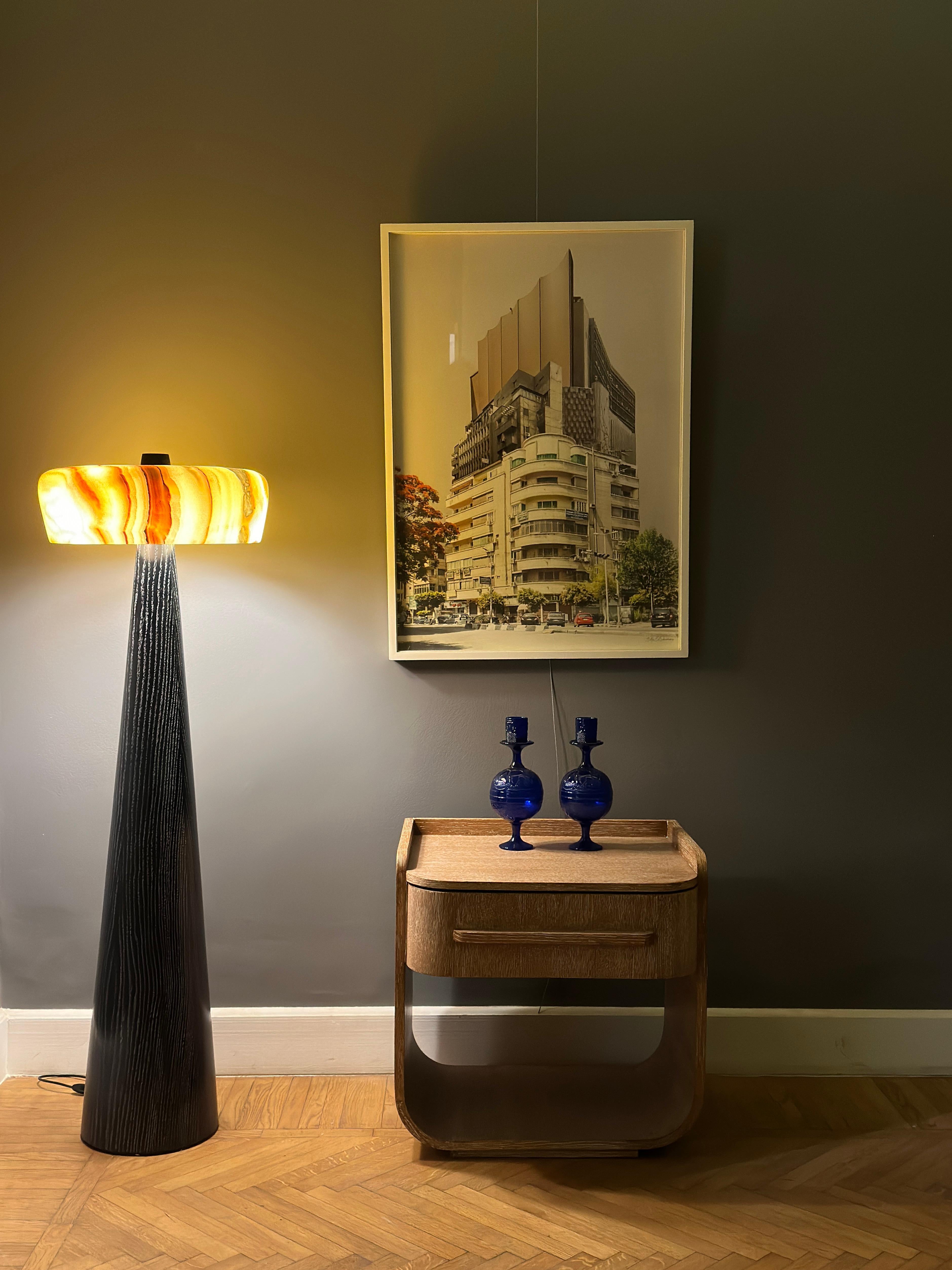 Lampada da terra TOTEM. Una dichiarazione di design moderno con un sottile sapore faraonico.

Progettato e realizzato a mano in Egitto con metodi artigianali tradizionali. 
Base in rovere massiccio, disponibile in tinta naturale, noce o nera.