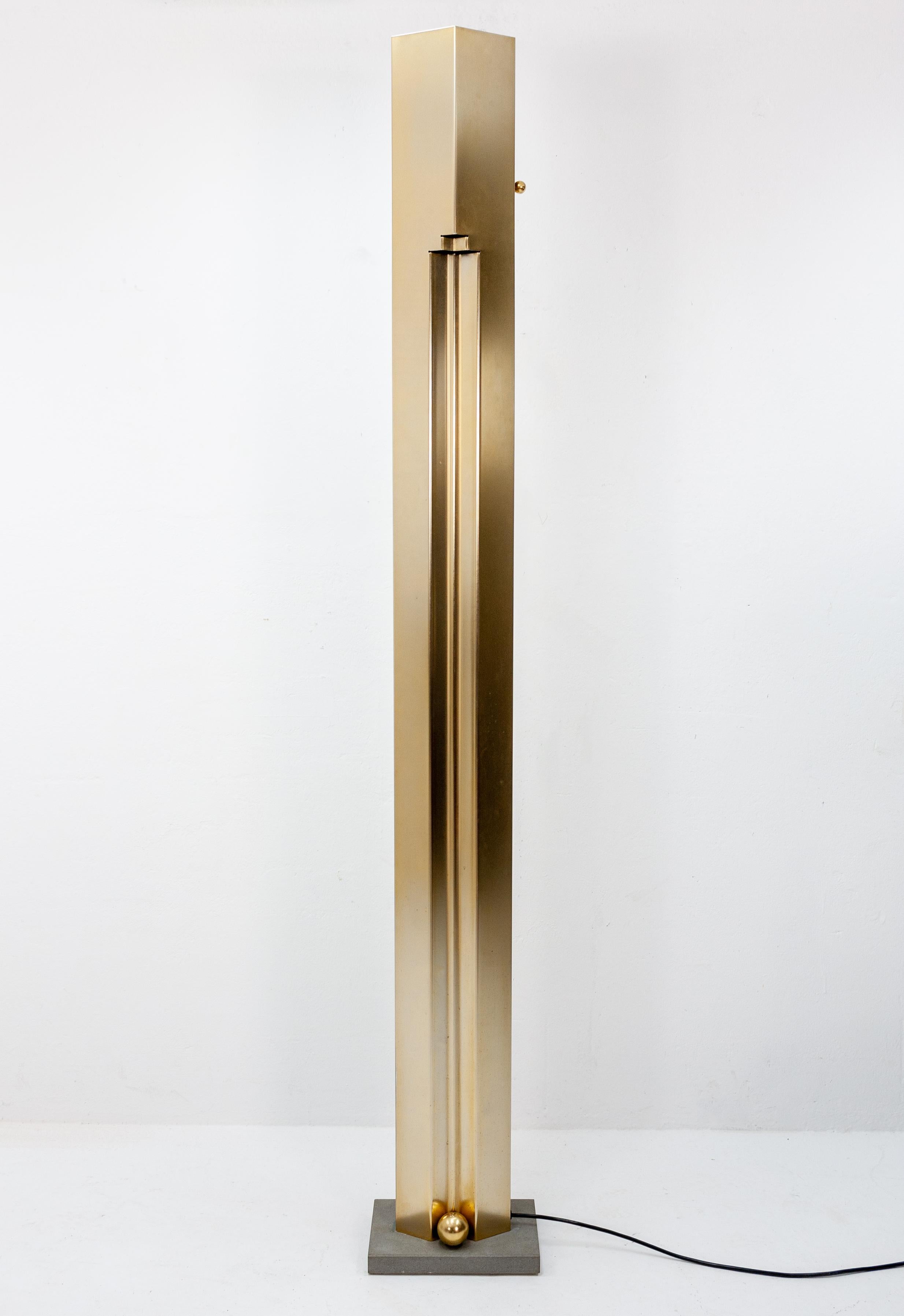 Iconic TOTEM floor lamp, Design by Kazuhide Takahama for Sirrah. In the very sort after brass color. The base in sandstone.
Lovely design. Very impressive lamp. Made in Italy, 1980s.






  