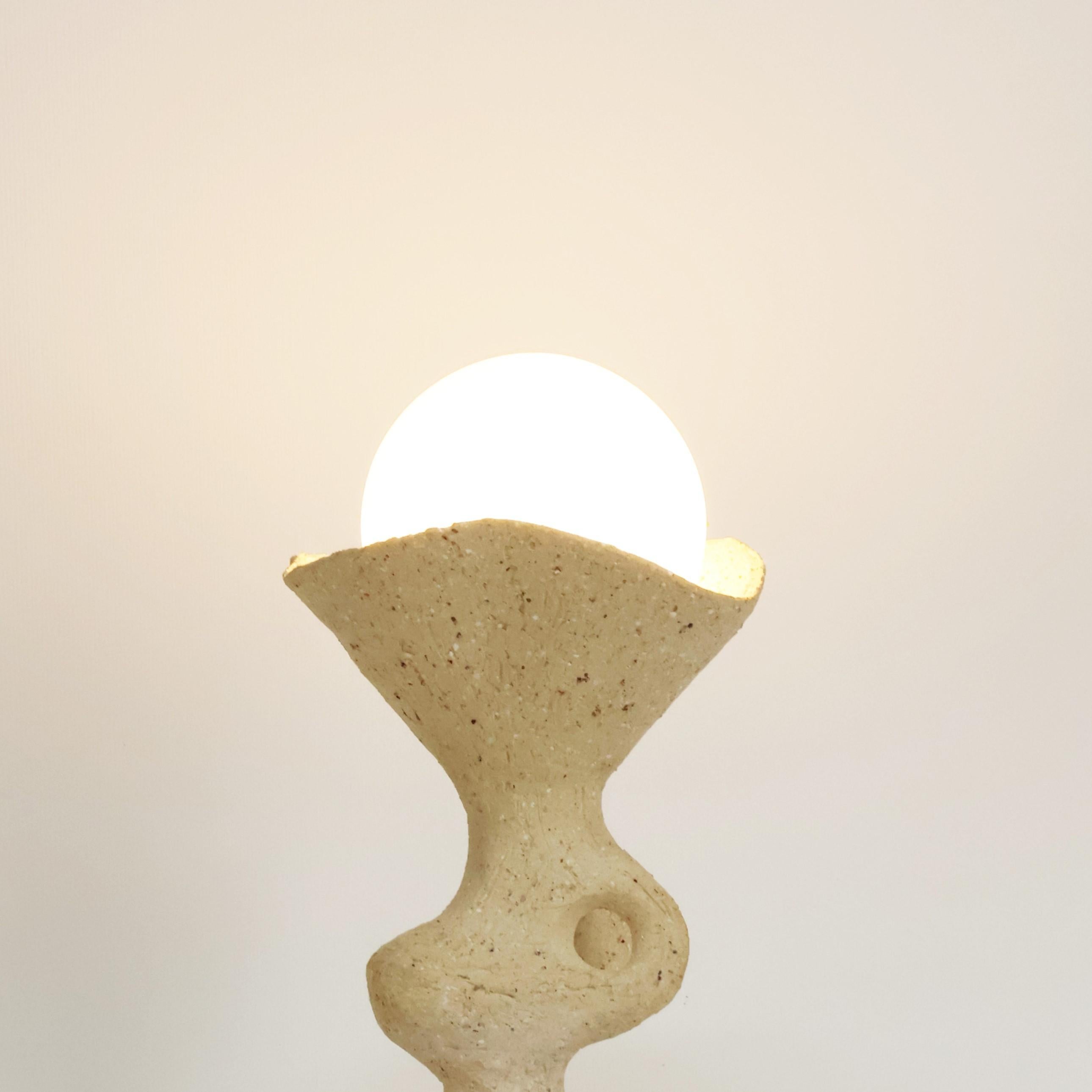 Argile Lampe de table Totem I de Camila Apaez en vente