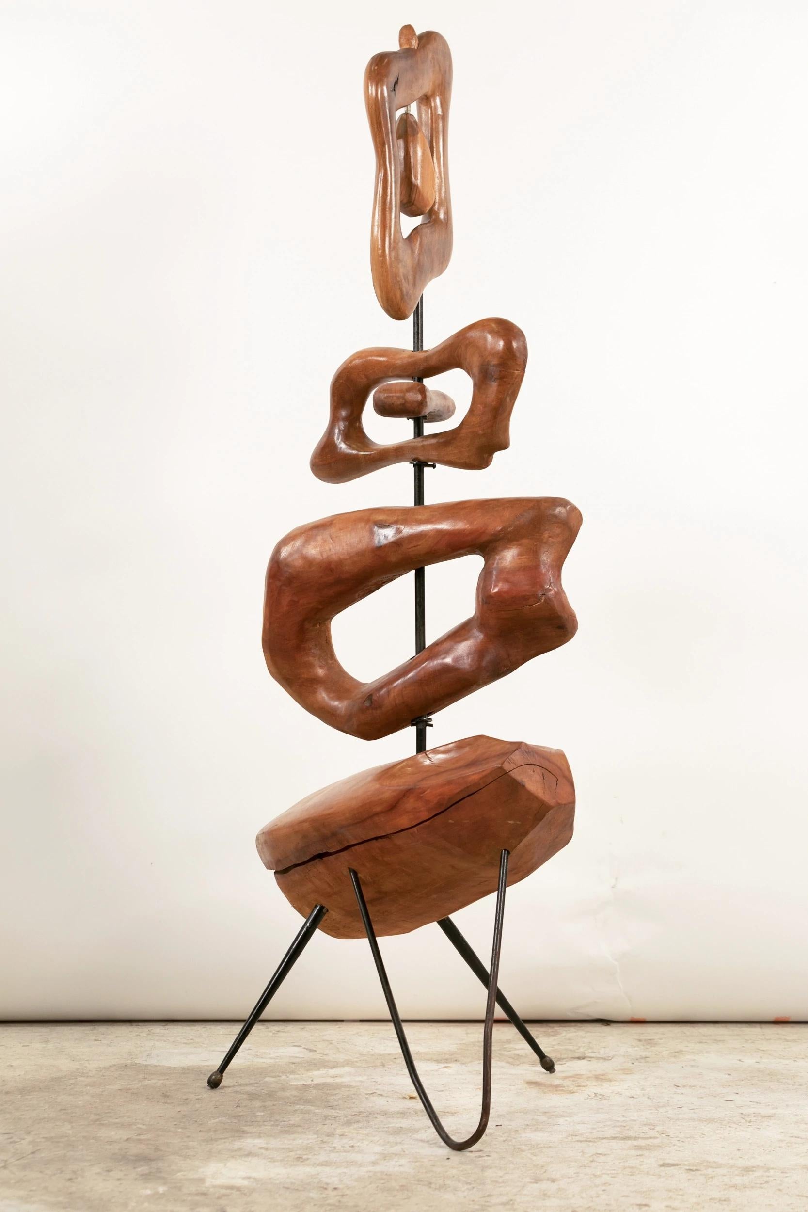 An important « Totem » sculpture, consisting of free-form pieces of carved wood threaded onto a black-lacquered iron base. Unique piece.