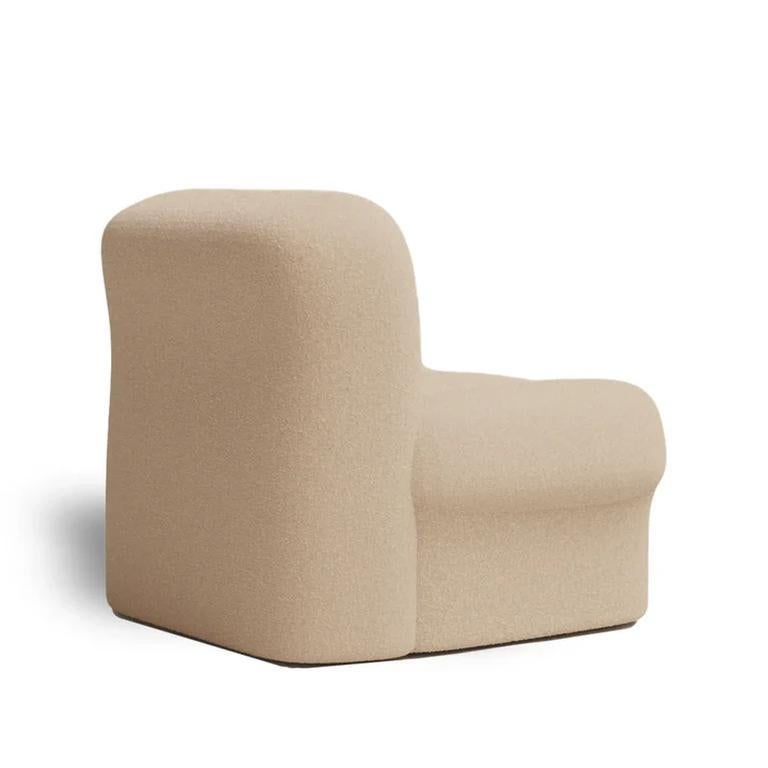 Der TOTEM Accent Chair von Essentia Home ist eine Ode an die skulpturale Klarheit und die weiche Geometrie und spiegelt das moderne Interior Storytelling mit kühner Gelassenheit wider. Mit seiner monolithischen Formensprache und der haptischen