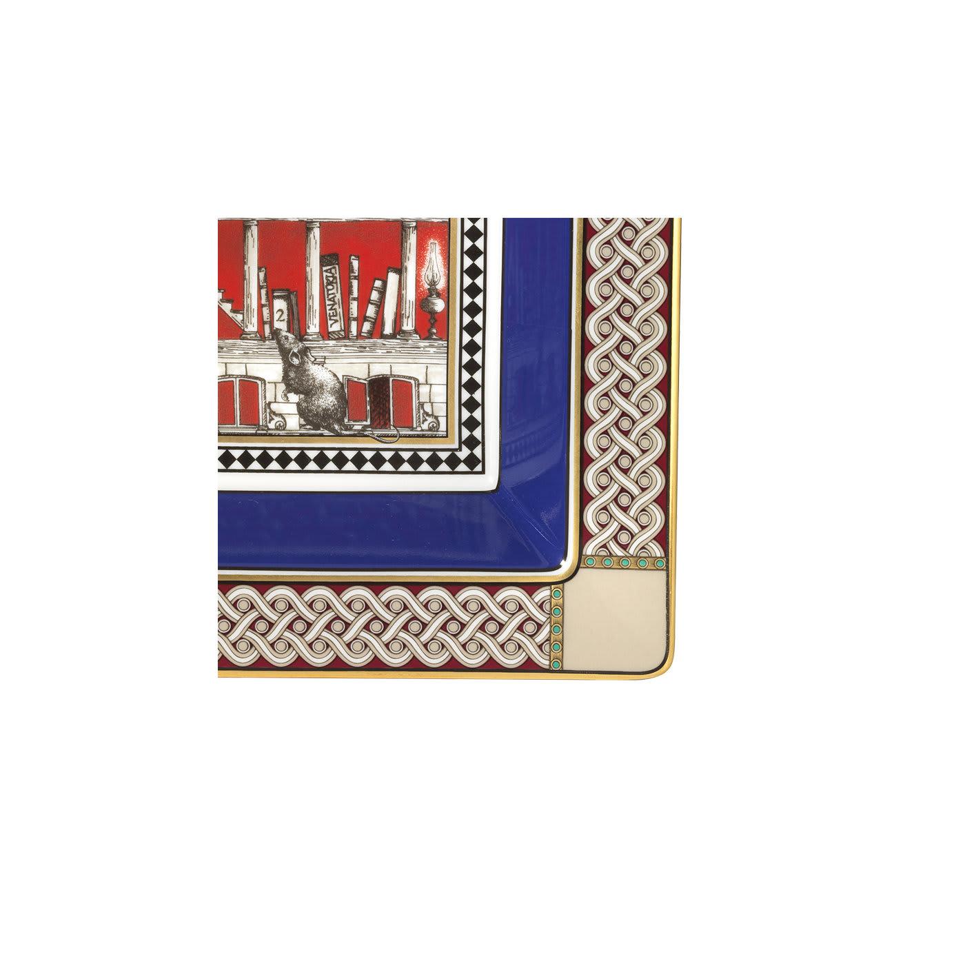 Inspiré par l'art décoratif du XVIIIe siècle, ce grand plateau carré à poches vides est fabriqué en porcelaine exquise et peint avec les couleurs vibrantes de la Nature. Topo (souris) est l'animal symbole de la sagesse, dont la tâche est de servir