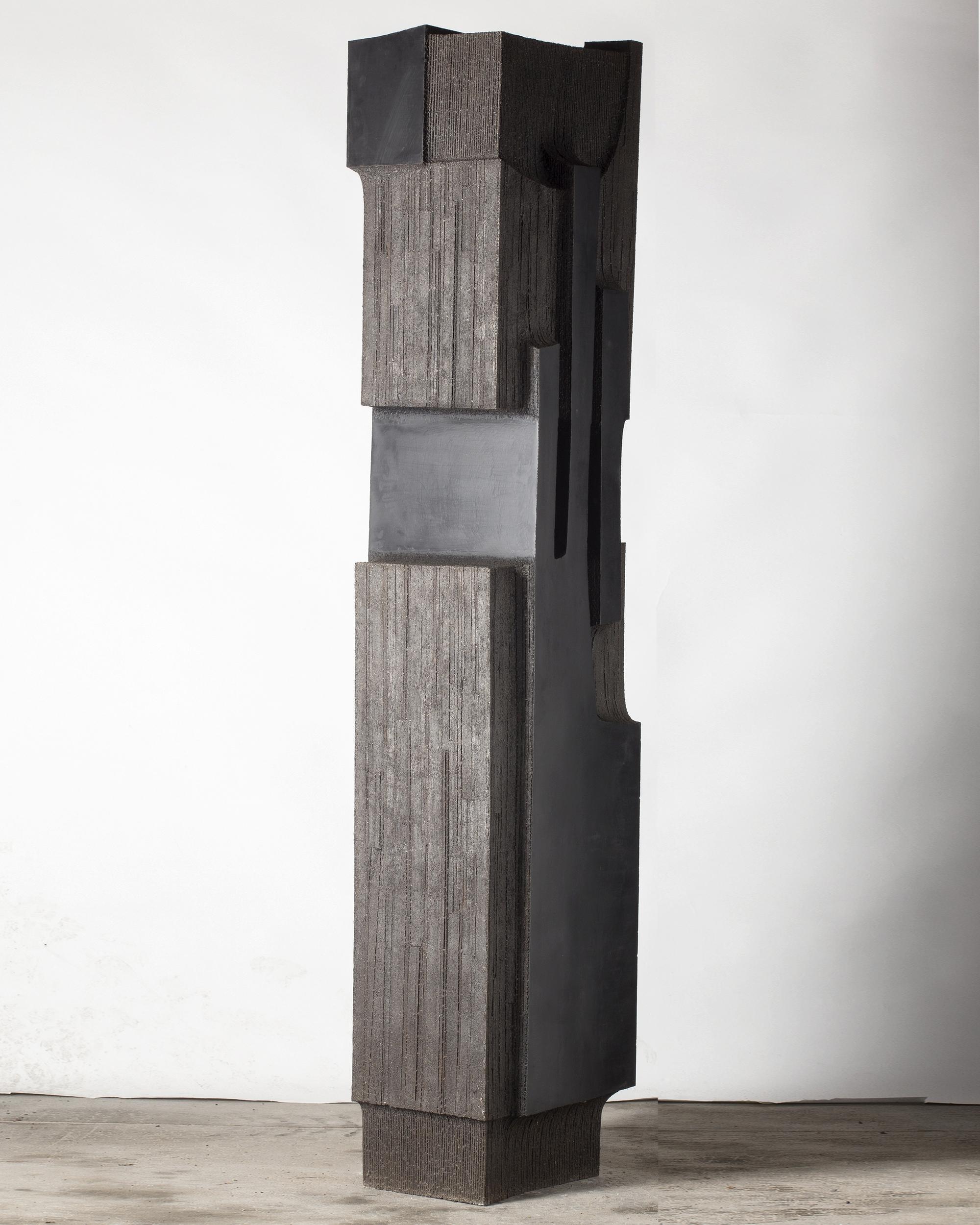 Totem N°3, scultura monumentale di Michel Lucotte.
Pezzo unico. Porta il timbro 