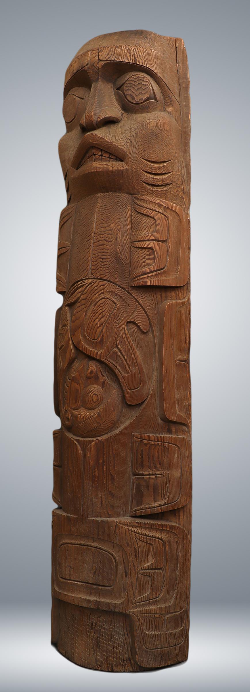 Totempfahl, geschnitztes Holz, Titel Shark Mother von Duane Pasco, alte Kunst der Nordwestküste, ca. 1965-1975. Das Design erinnert an einen traditionellen Hauspfosten an der Nordwestküste und zeigt einen stilisierten Hundshai (Squalidae) mit einem