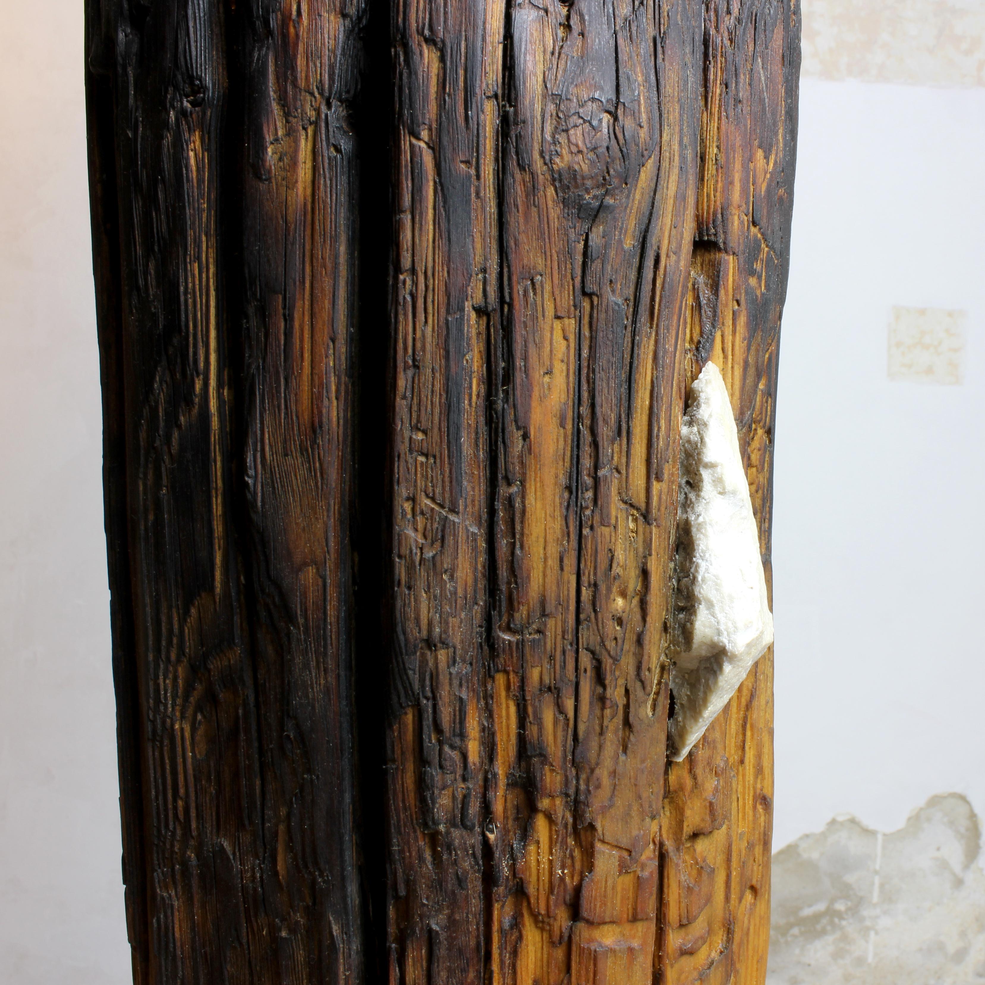 Totem – Skulpturale Beleuchtung, Stehlampe aus aufgearbeitetem, gebranntem Holz und Stein im Angebot 3
