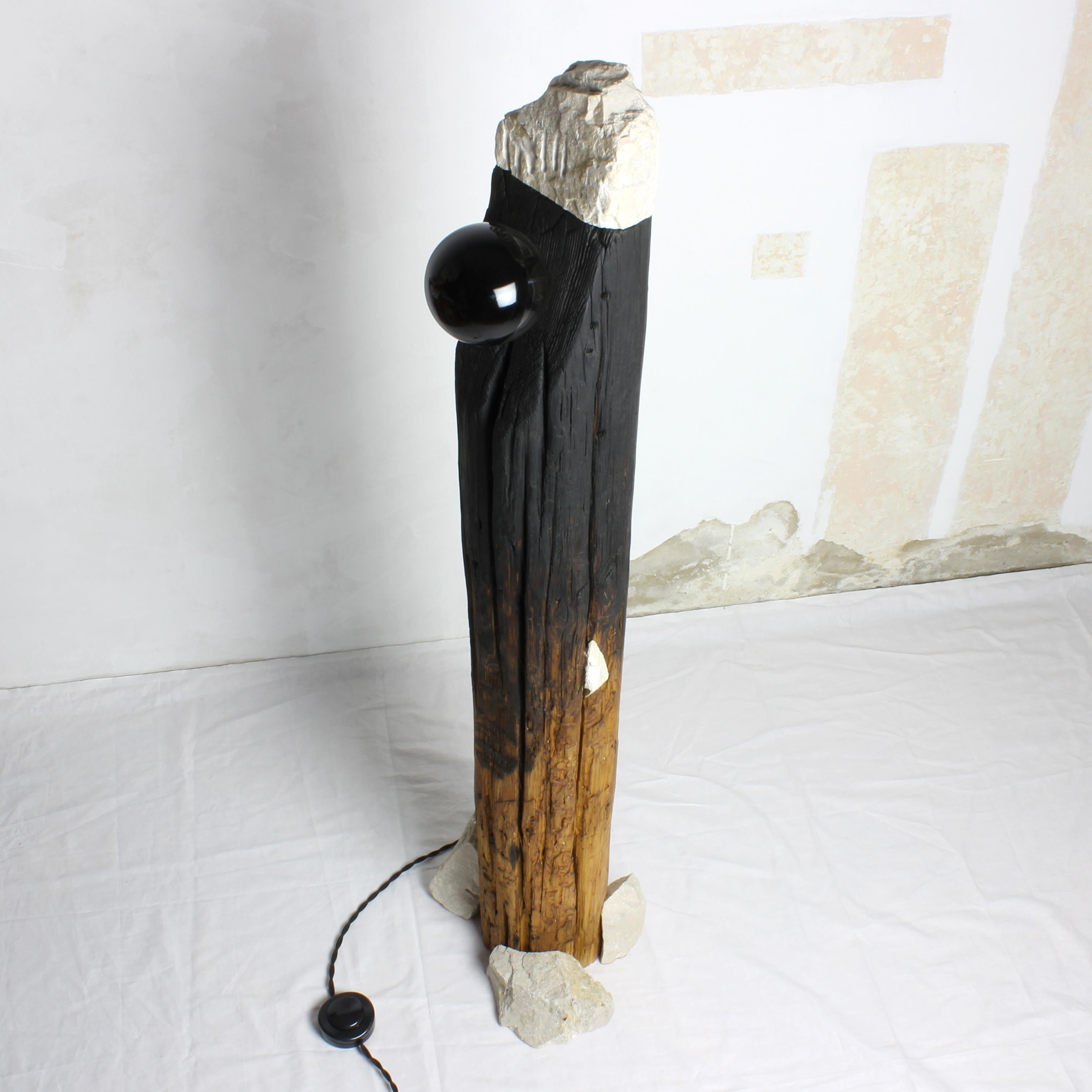 Totem – Skulpturale Beleuchtung, Stehlampe aus aufgearbeitetem, gebranntem Holz und Stein (Postmoderne) im Angebot