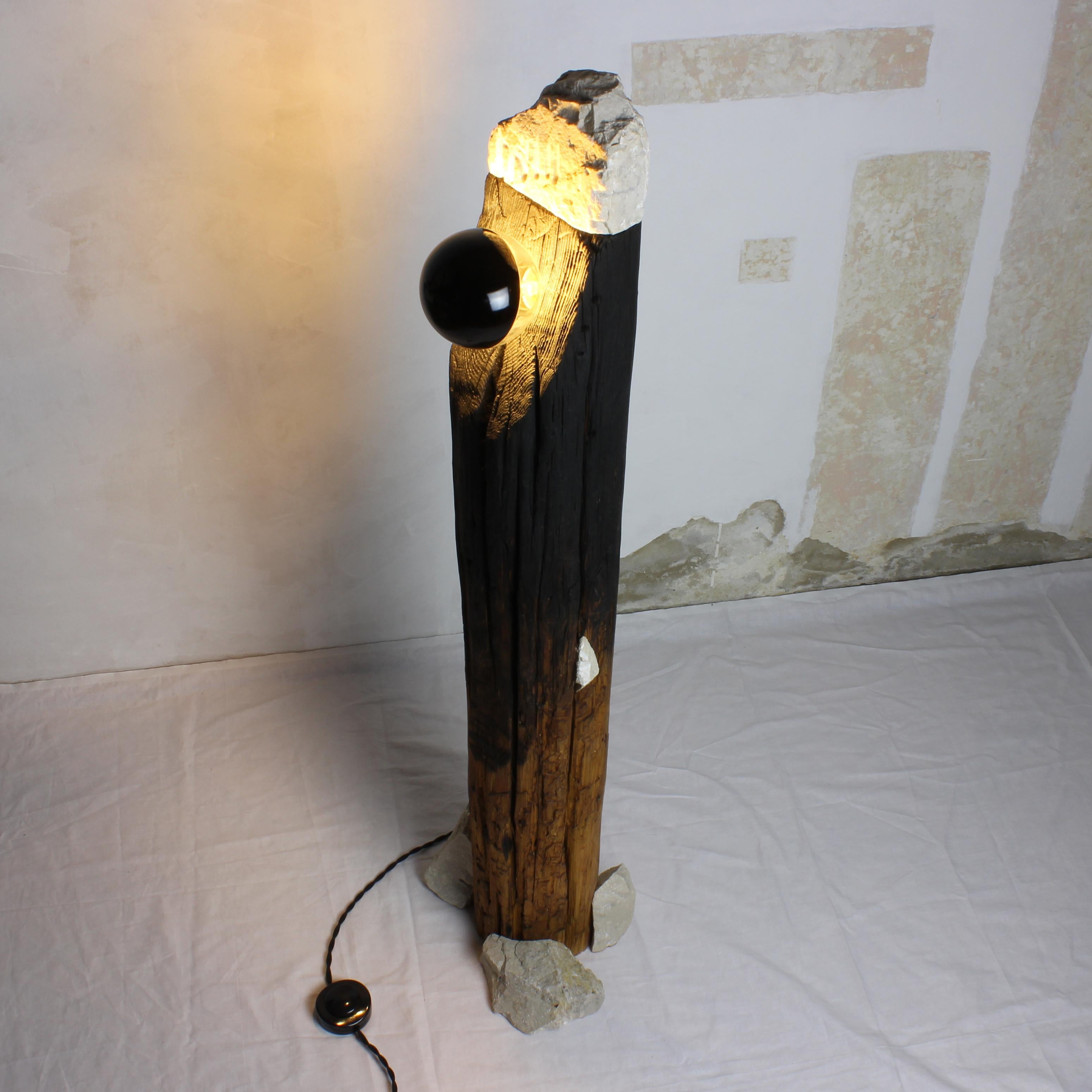 Totem – Skulpturale Beleuchtung, Stehlampe aus aufgearbeitetem, gebranntem Holz und Stein (Ungarisch) im Angebot