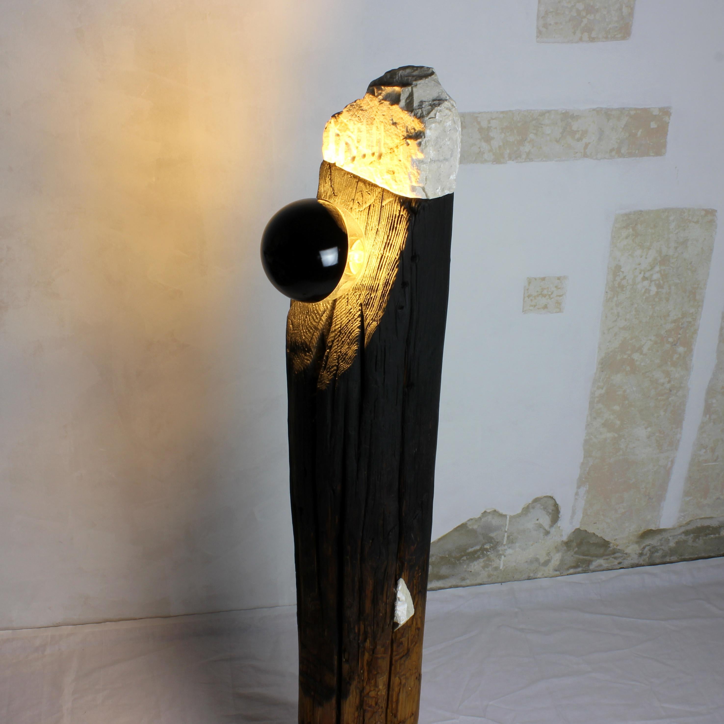 Totem – Skulpturale Beleuchtung, Stehlampe aus aufgearbeitetem, gebranntem Holz und Stein im Zustand „Neu“ im Angebot in Budapest, HU