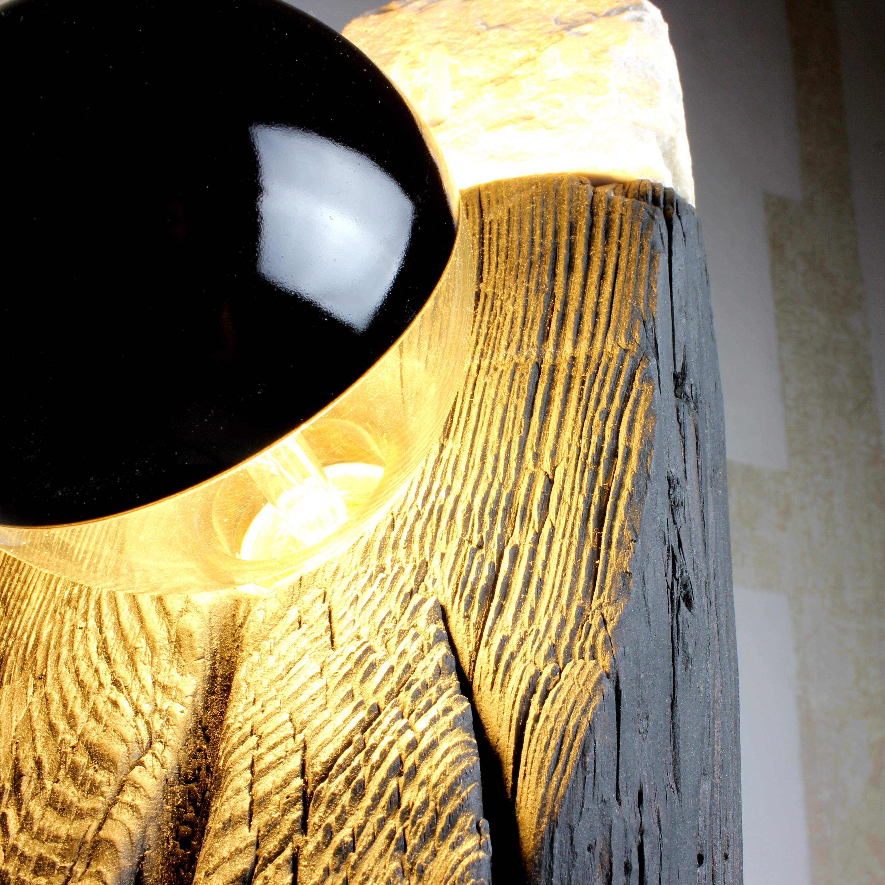 Totem – Skulpturale Beleuchtung, Stehlampe aus aufgearbeitetem, gebranntem Holz und Stein (21. Jahrhundert und zeitgenössisch) im Angebot