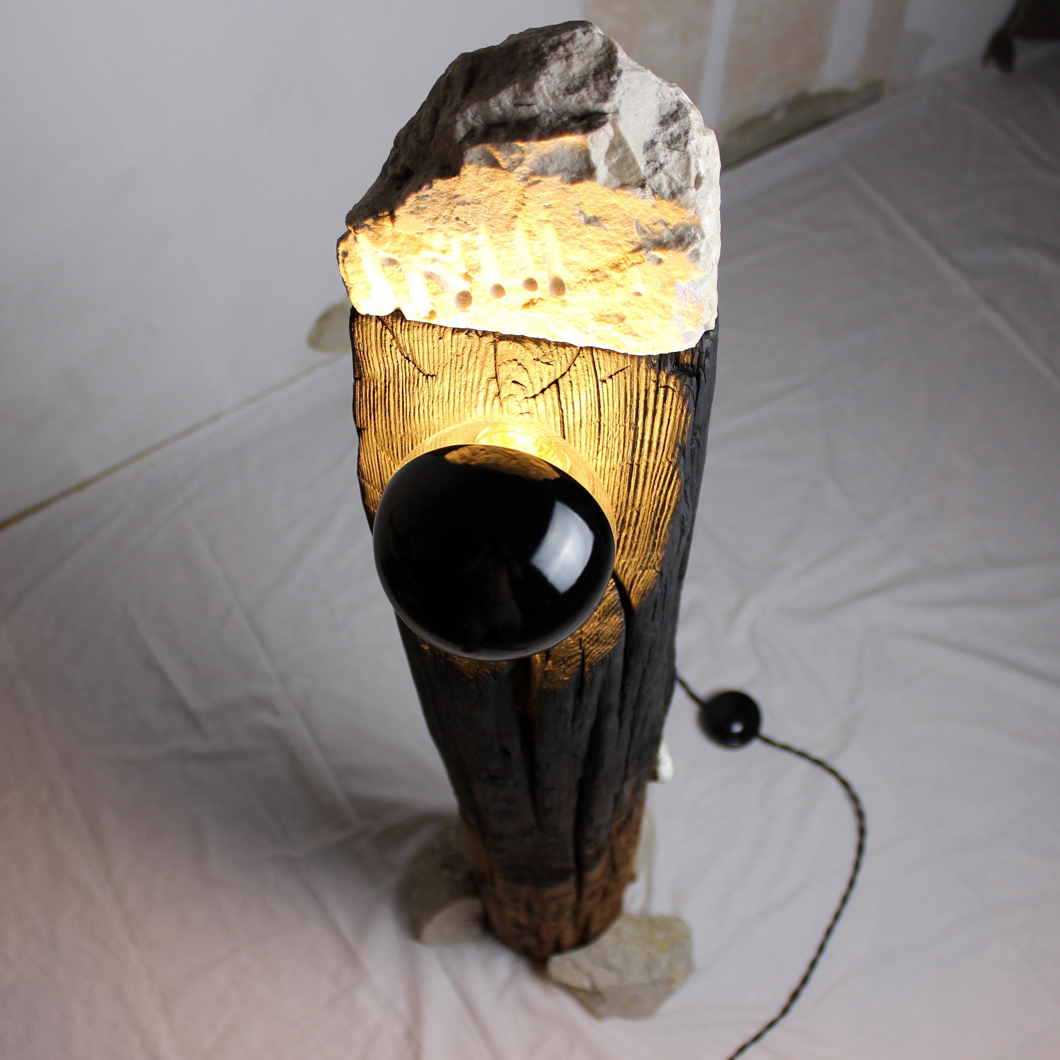 Totem – Skulpturale Beleuchtung, Stehlampe aus aufgearbeitetem, gebranntem Holz und Stein im Angebot 1