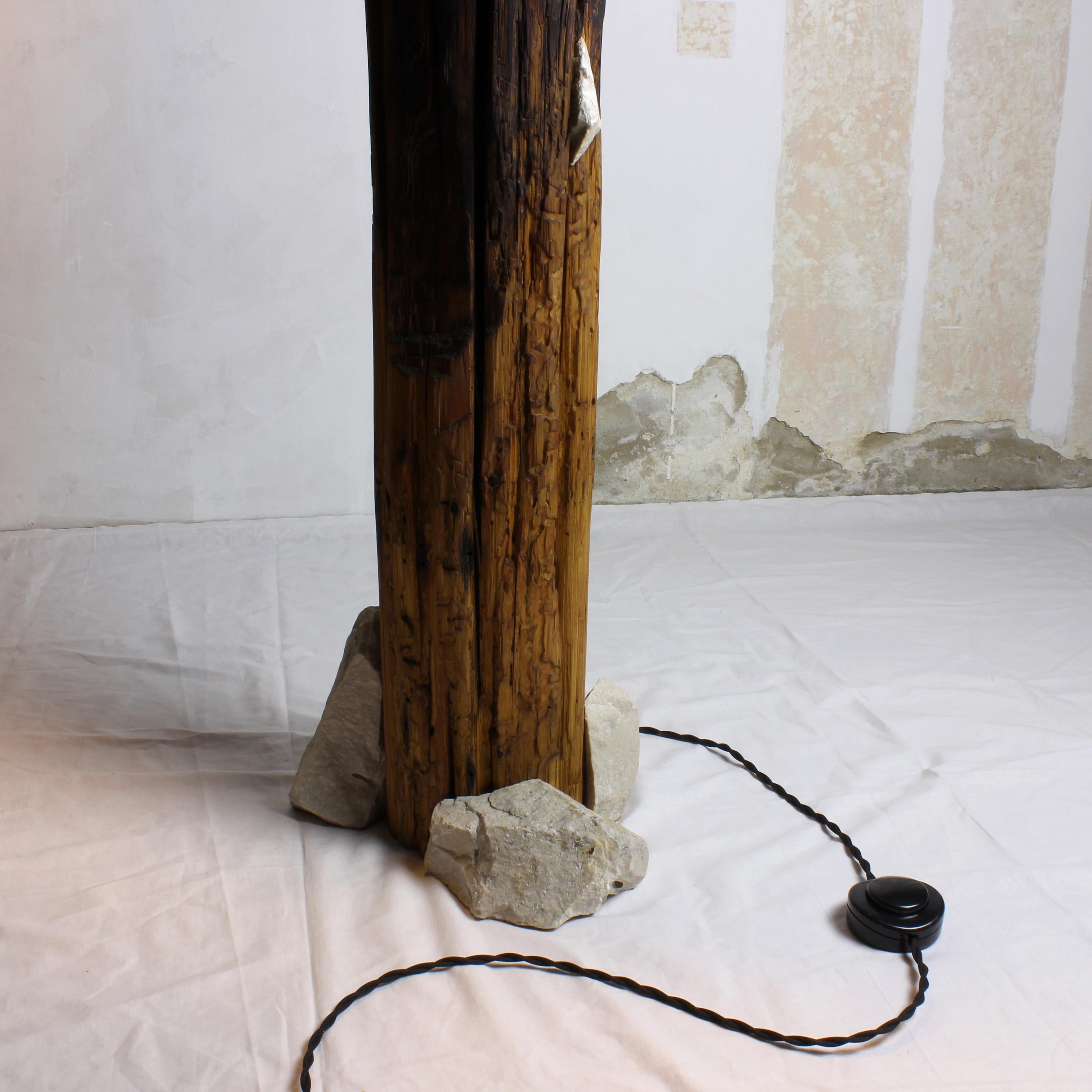 Totem – Skulpturale Beleuchtung, Stehlampe aus aufgearbeitetem, gebranntem Holz und Stein im Angebot 2