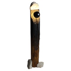 Totem – Skulpturale Beleuchtung, Stehlampe aus aufgearbeitetem, gebranntem Holz und Stein