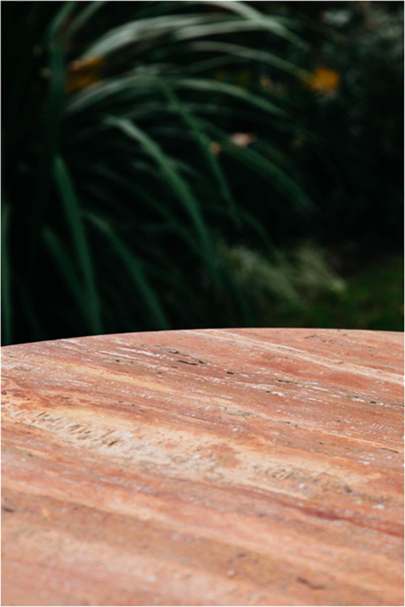 Grec Table sculpturale Totem de on.Entropy, en travertin rouge, personnalisable en vente