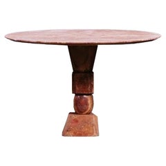 Table sculpturale Totem de on.Entropy, en travertin rouge, personnalisable