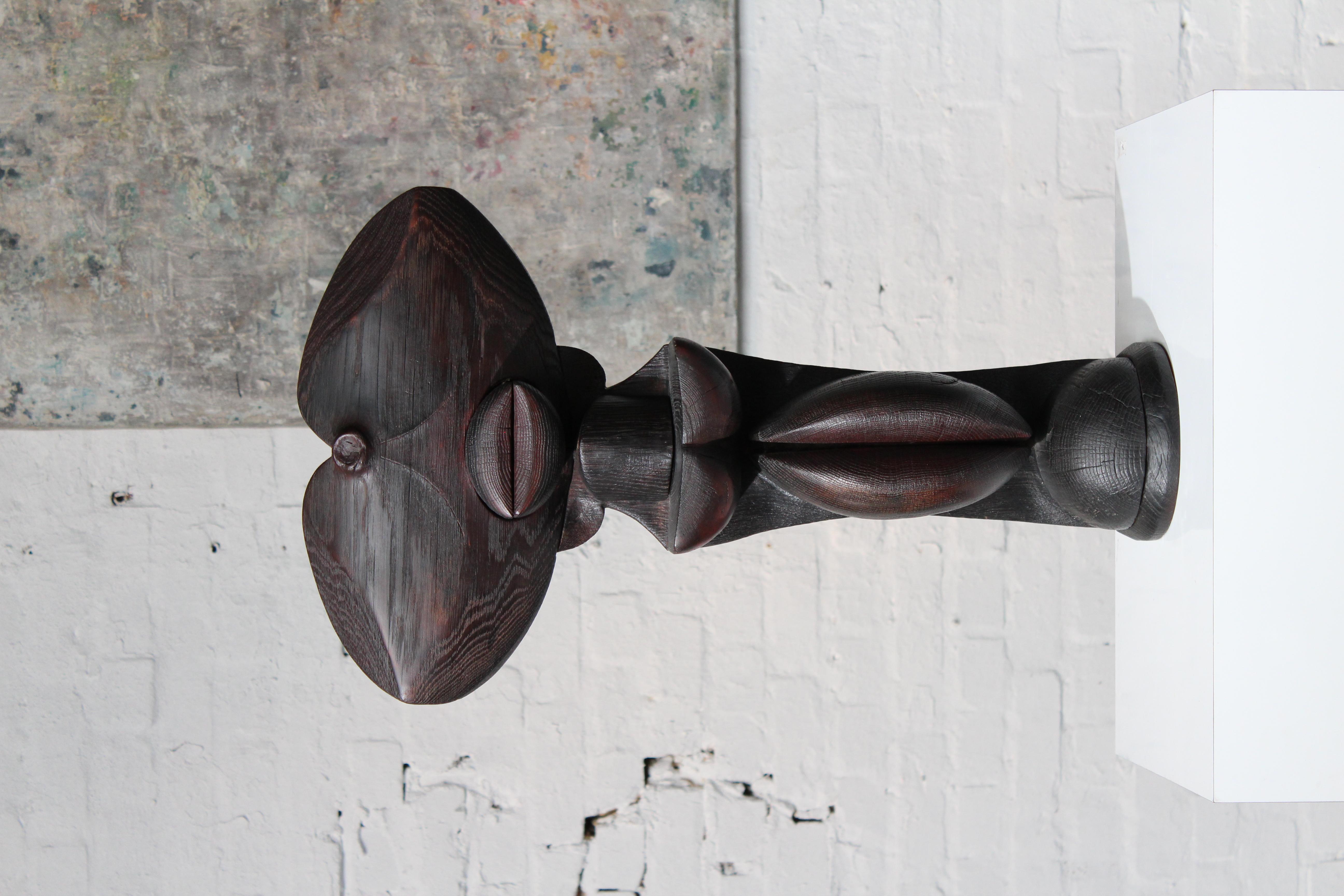 Sculpture totem en chêne brûlé de l'artiste belge Jacky De Maeyer, né en 1938 à Ostende. La sculpture a une forme anthropomorphique avec des influences de l'art africain, et date de 1971. Jacky De Maeyer est né à Ostende en 1938. Il a son Studio