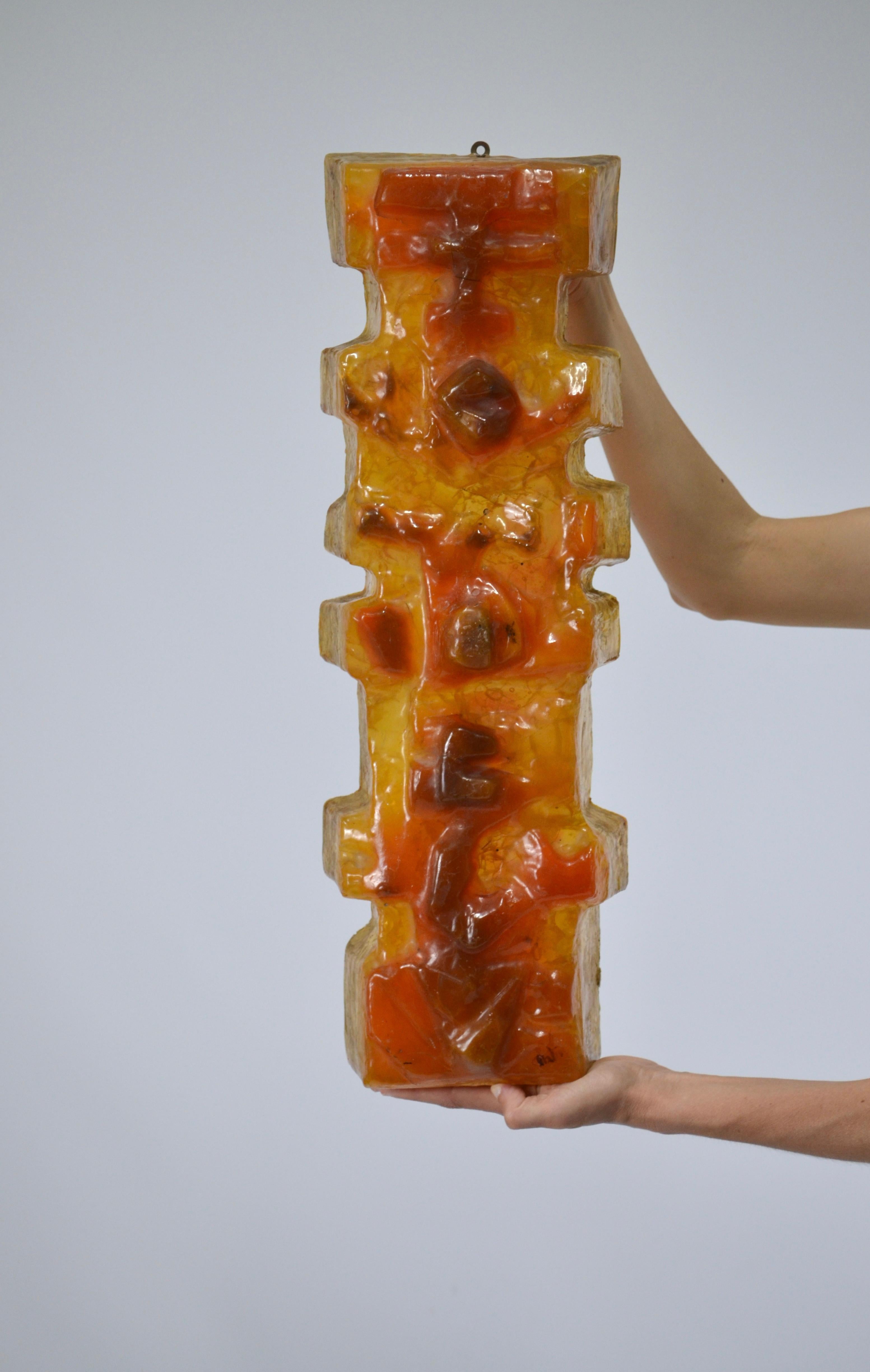 Brutalist sculpture from the 70s, in fractal resin. 
This material is made by passing an electric current through the resin, which gives it the appearance of amber-colored crystals or cracked ice.
It can be illuminated and thus used as a wall lamp