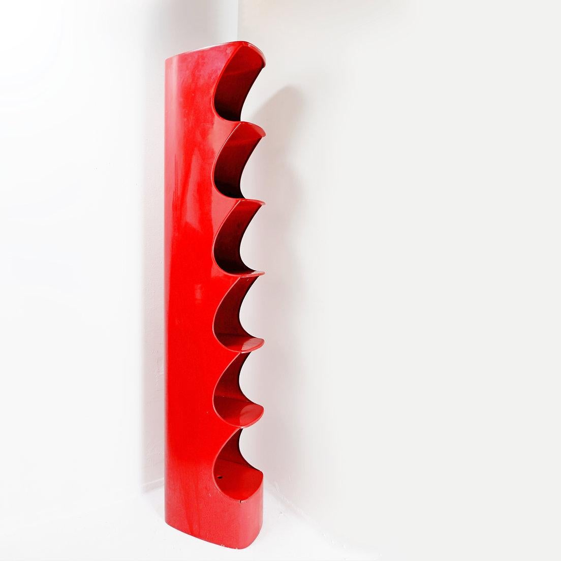 Totem - 1970s - Vintage
Measures : 30x44cm H:208cm
Material : Fiberglass
Knitwear shelves specially manufactured for the Rodier store interiors in the 1970's. Great display for your books, clothes, shoes or collectables. Rodier was a French firm