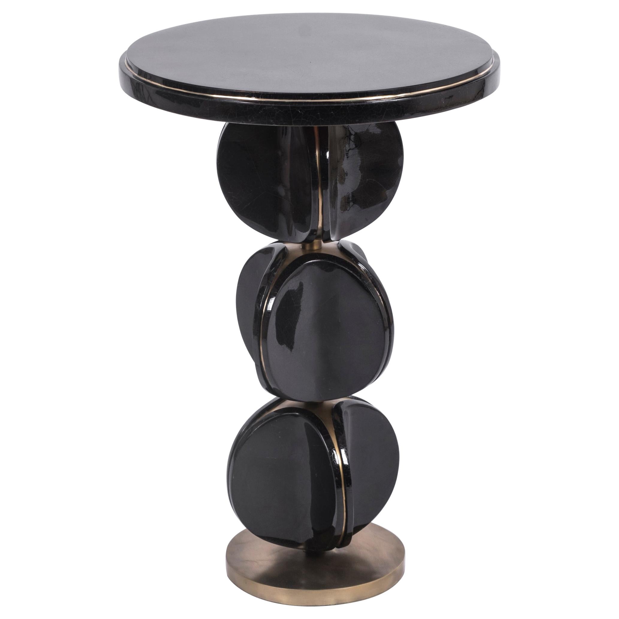 Table d'appoint TOTEM en coquillage noir et laiton bronze-patina de Kifu, Paris