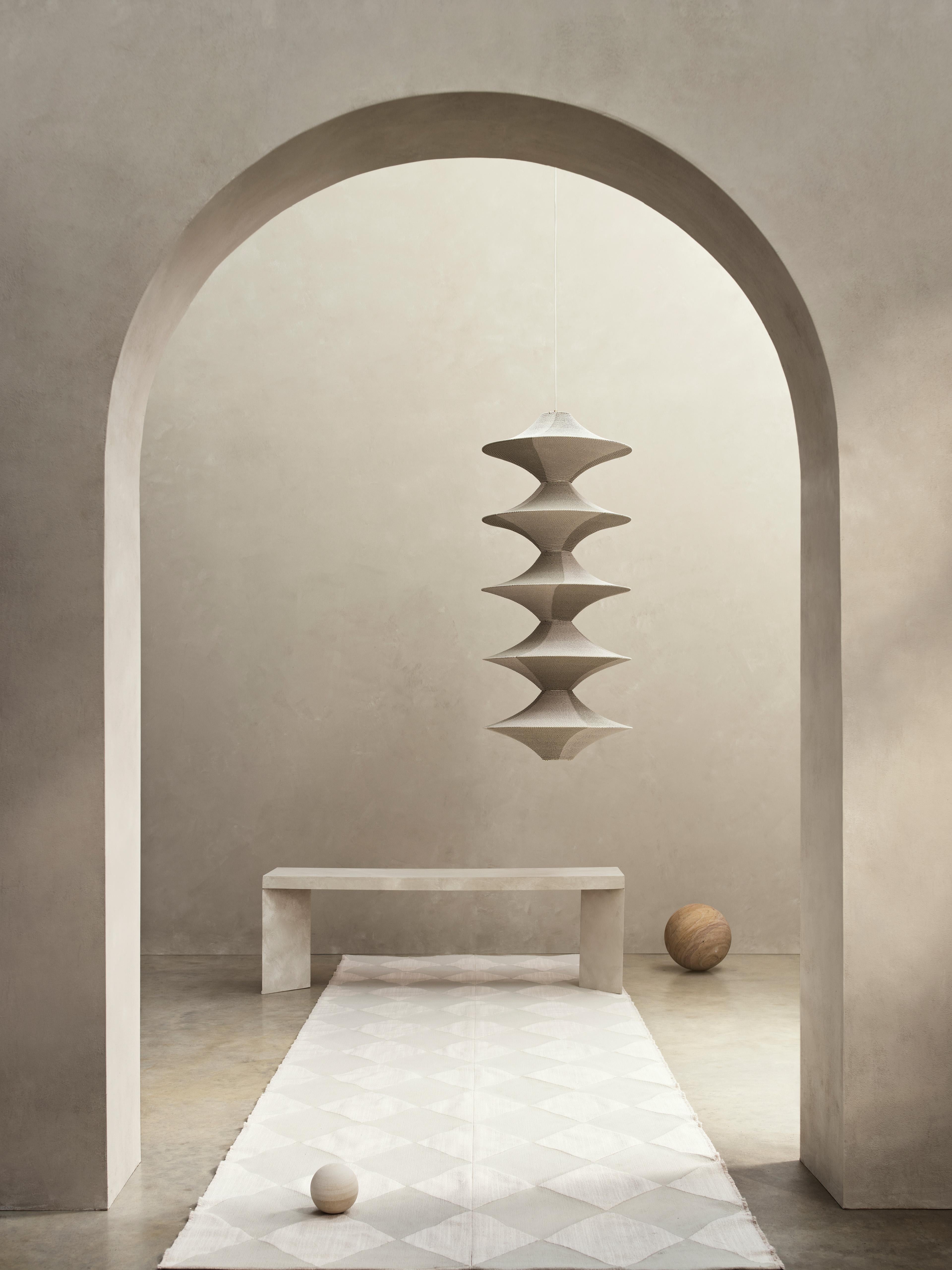 La sculpture illuminée en cascade est un élément remarquable pour un grand hall d'entrée ou une cage d'escalier. Une famille de pendentifs Totem fonctionne ensemble pour créer une présence frappante dans un espace plus large. Illustré ici dans la
