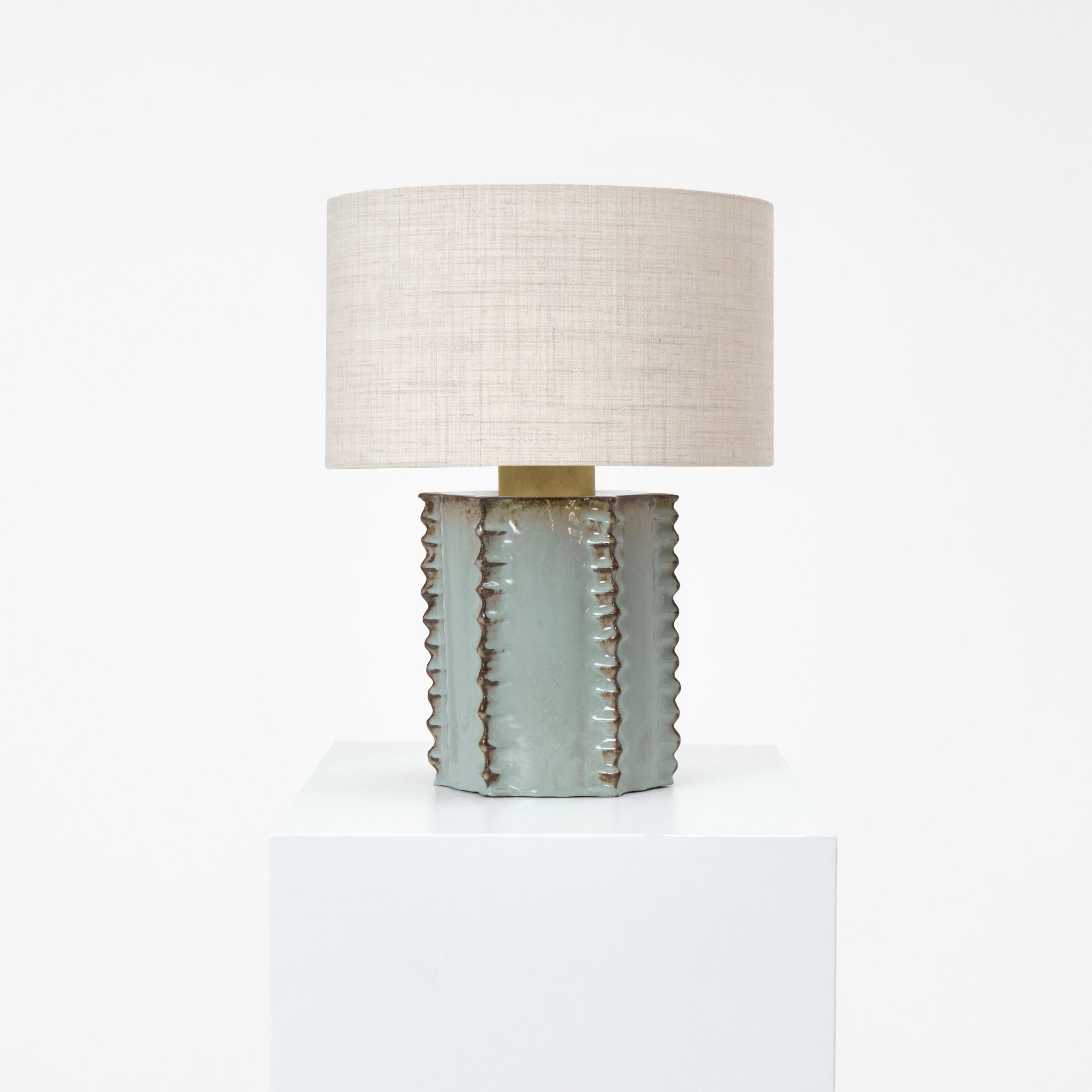 TOTEM TABLE LIGHT, conçue en 2023.

Lampe artisanale en céramique avec des détails texturés, fabriquée dans l'atelier de céramique de Project 213A. Chaque pièce est unique en raison de sa nature artisanale, les formes et les teintes de la base en
