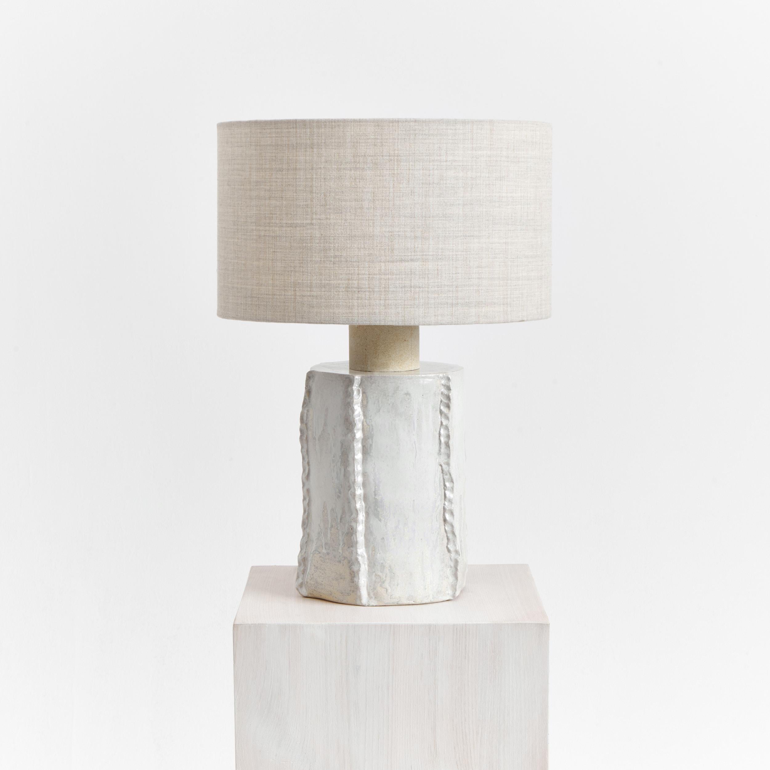 Lampe de table Totem en Rocquefort
Conçu par le project 213A en 2023

Lampe artisanale en céramique, fabriquée dans l'atelier de céramique de Project 213A, avec un abat-jour rond composé de 90 % de laine et de 10 % de pire nylon.
Chaque pièce est